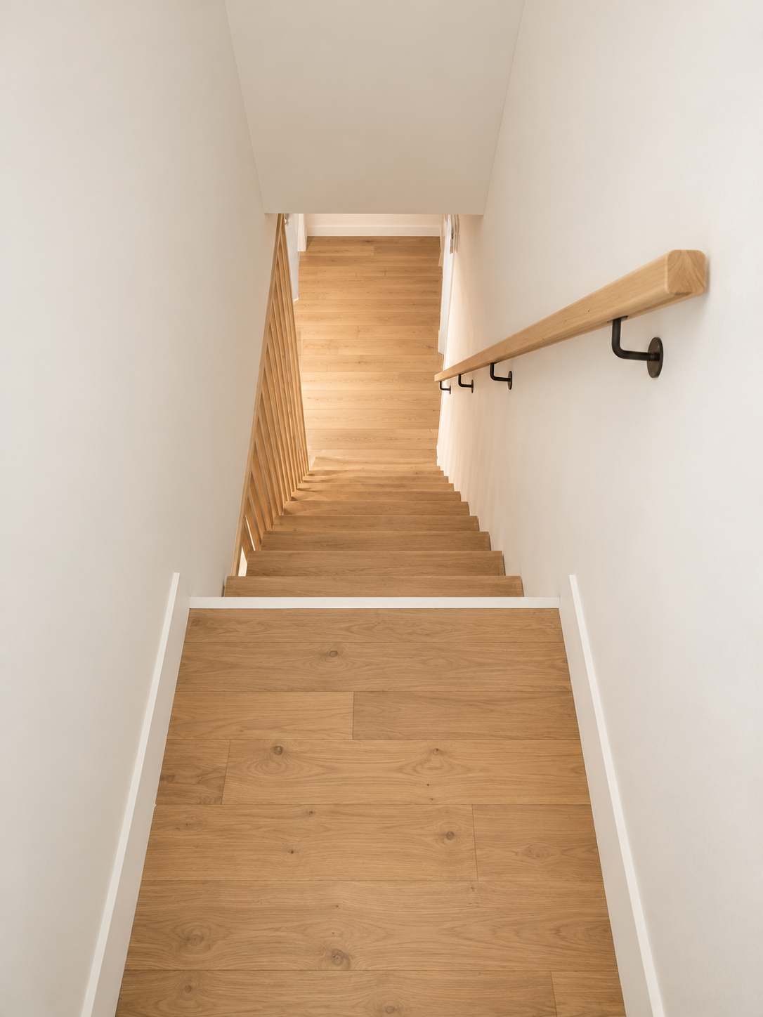 Escalier moderne en chêne clair.png
