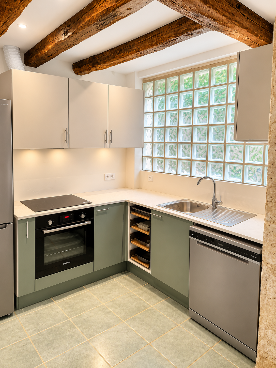 Cuisine moderne rustique aux poutres en bois.png