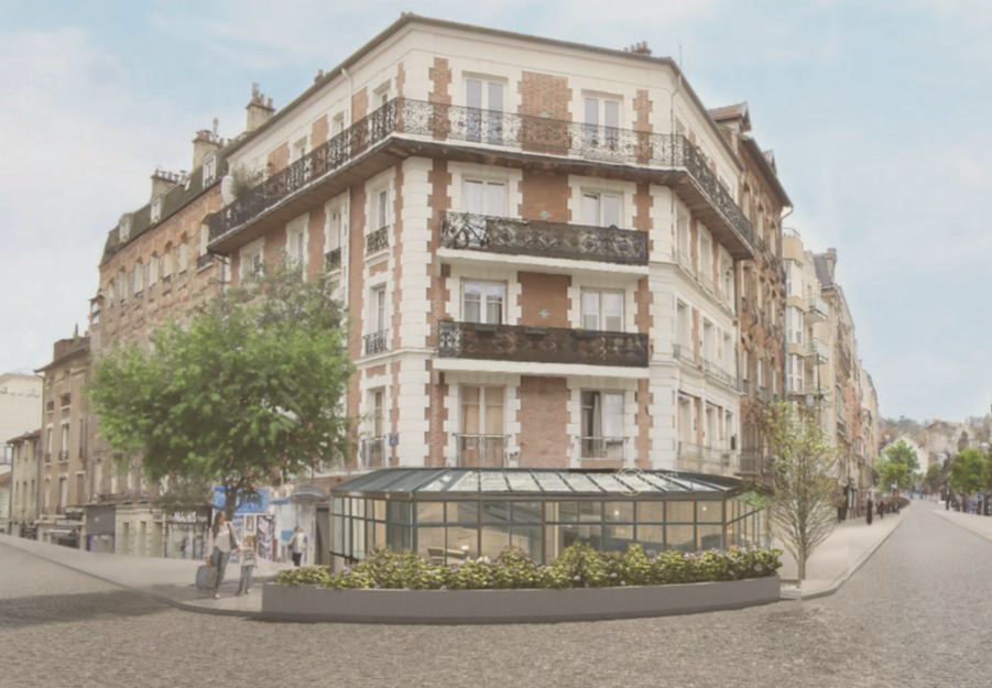Immeuble résidentiel de style haussmannien avec une extension en verre au rez-de-chaussée, situé dans une rue pavée avec des arbres et des passants.