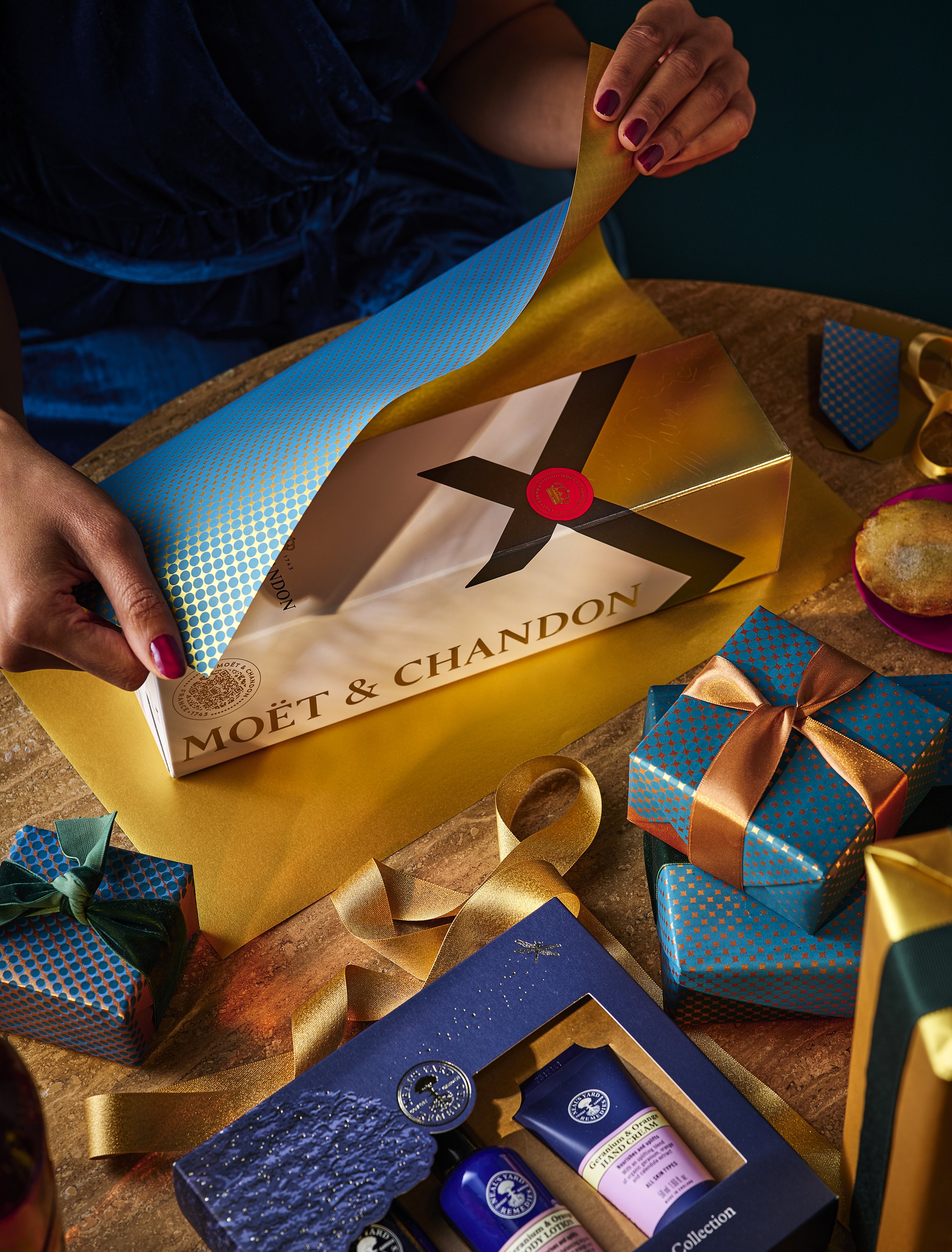 WW_XMAS GIFTS 24_GIFT COVER-2.jpg