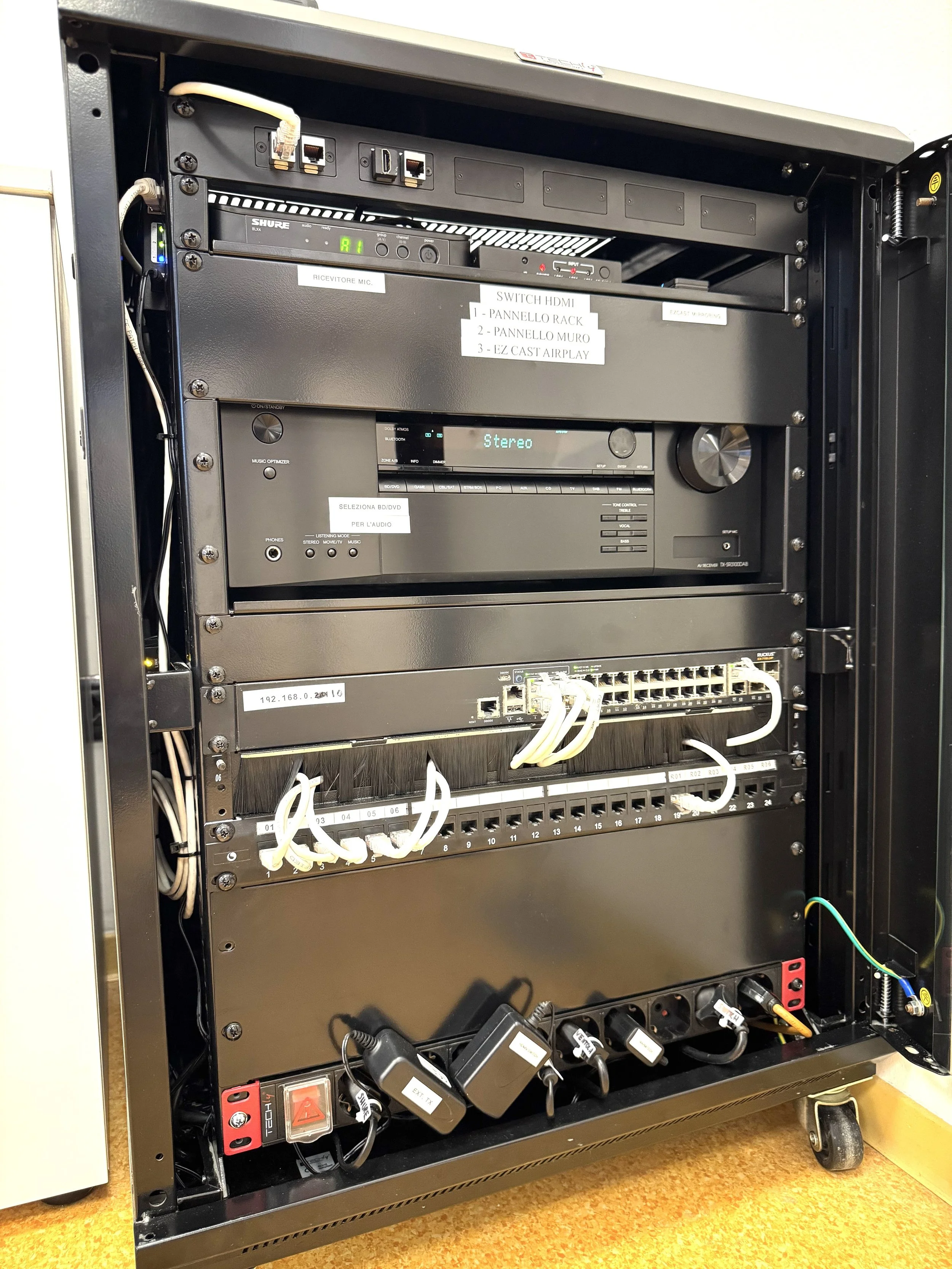Rack con sistema di amplificazione audio di sala e rete dati