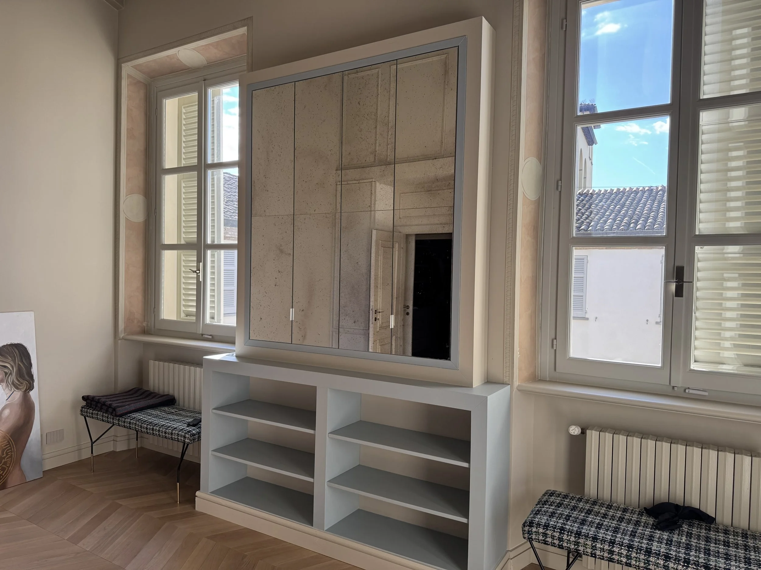 Camera - Mobile porta Tv con ante a specchio chiuse