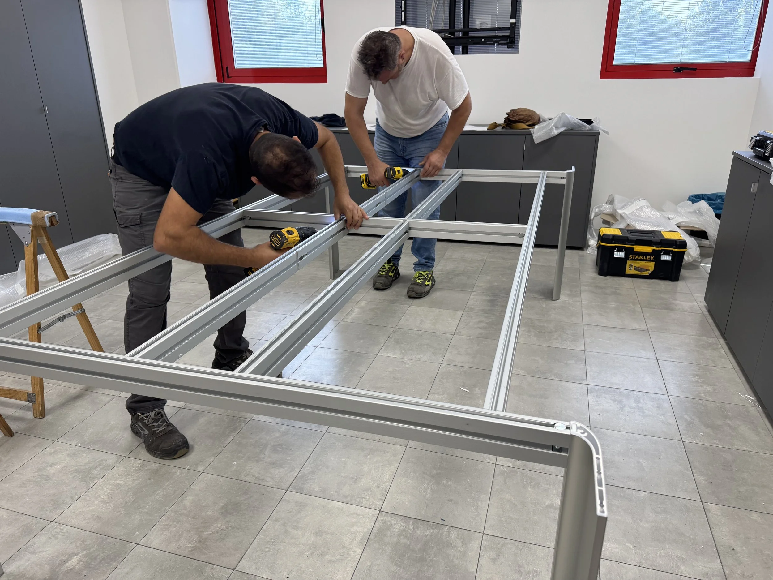 Assemblaggio telaio tavolo Etoile Serie 12