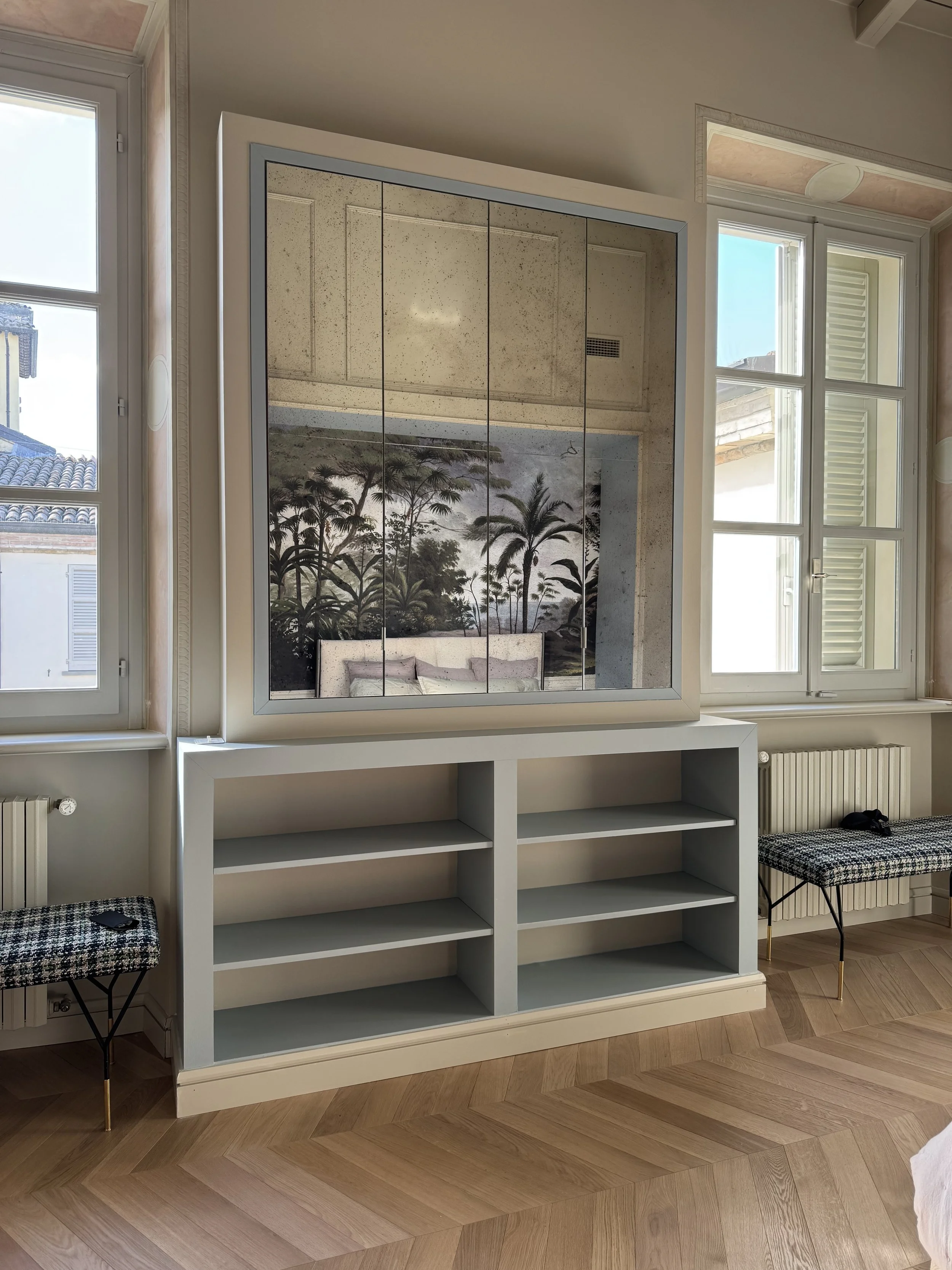 Camera - Mobile porta Tv con ante a specchio chiuse