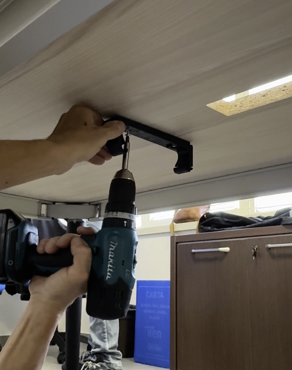 Fissaggio canala tavolo riunioni