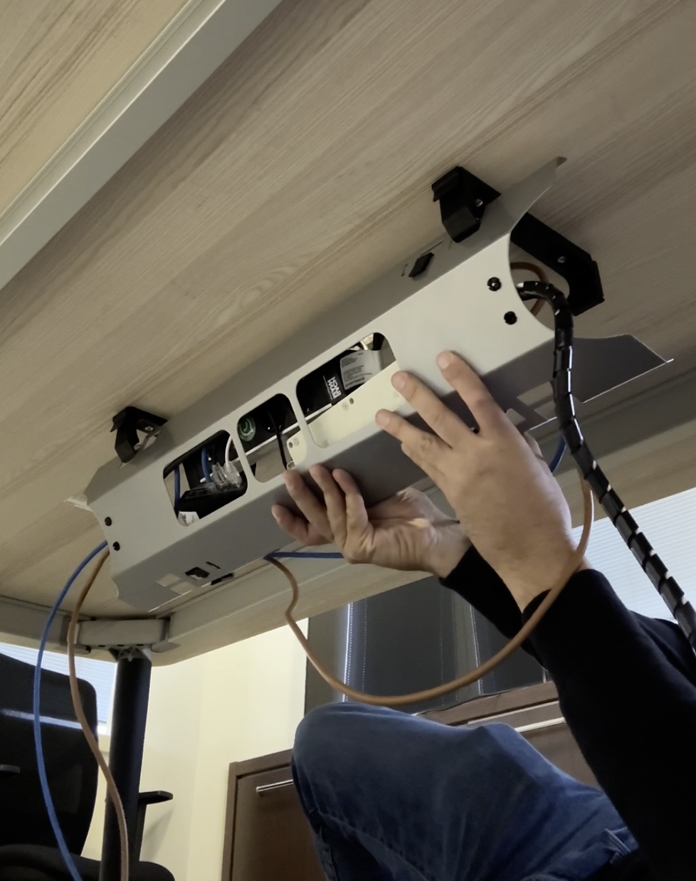 Montaggio canalina per contenere il cablaggio