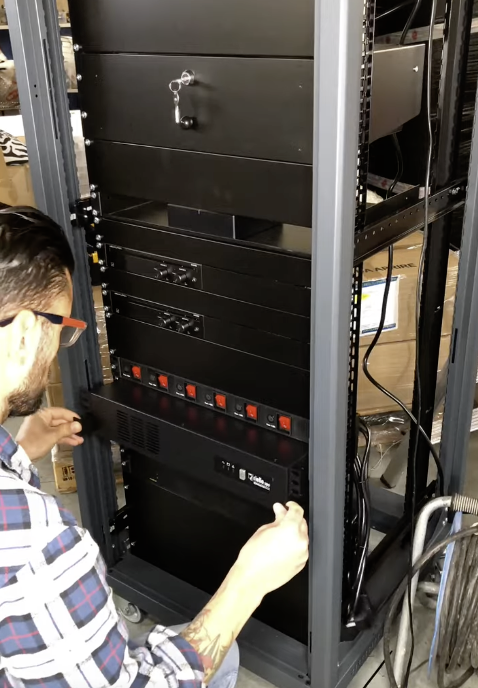 Montaggio mensole e tappi per armadio rack