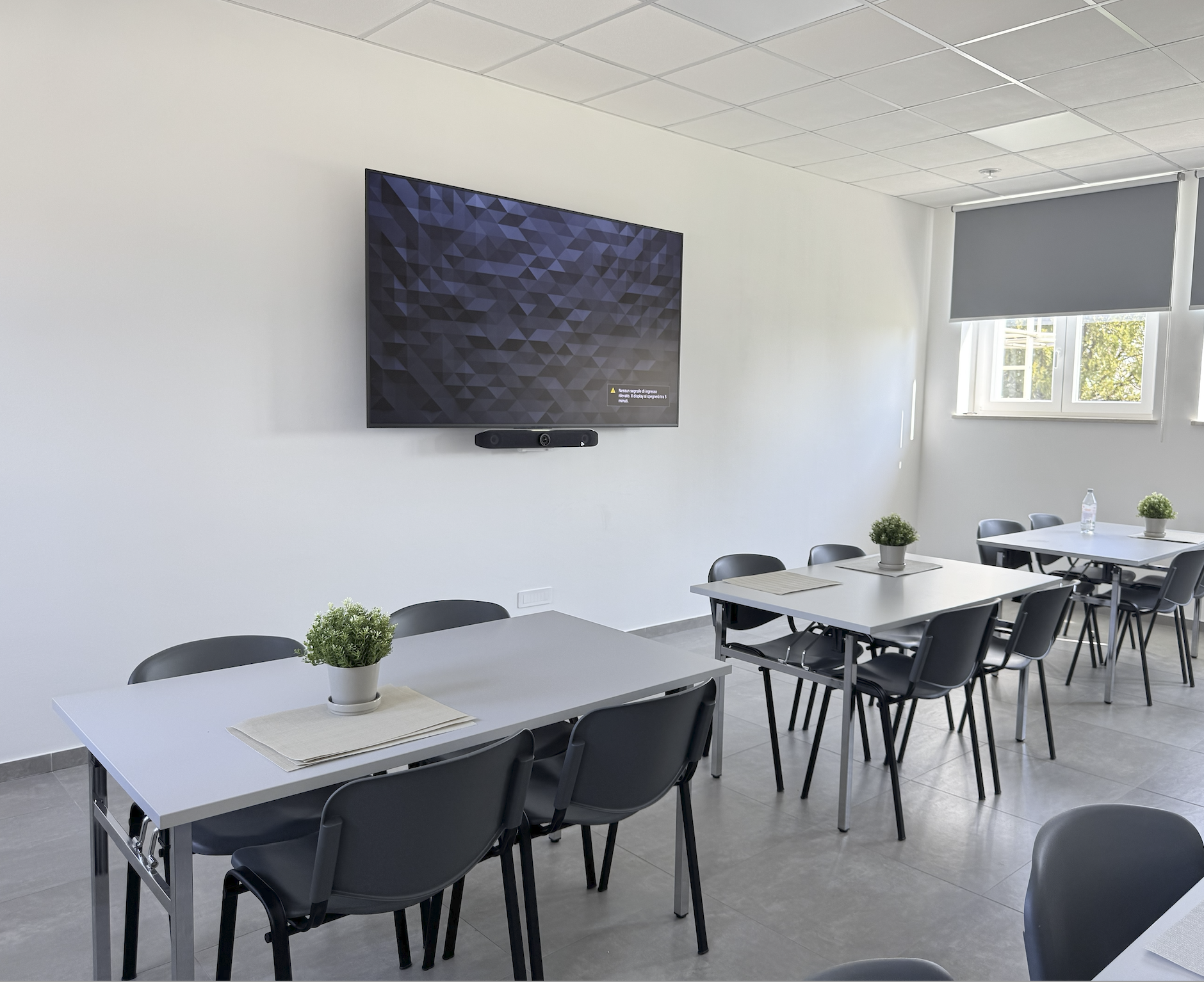 Monitor Sony 85'' con tecnologia Antiriflesso e Soundbar collaborativa HP Poly X52