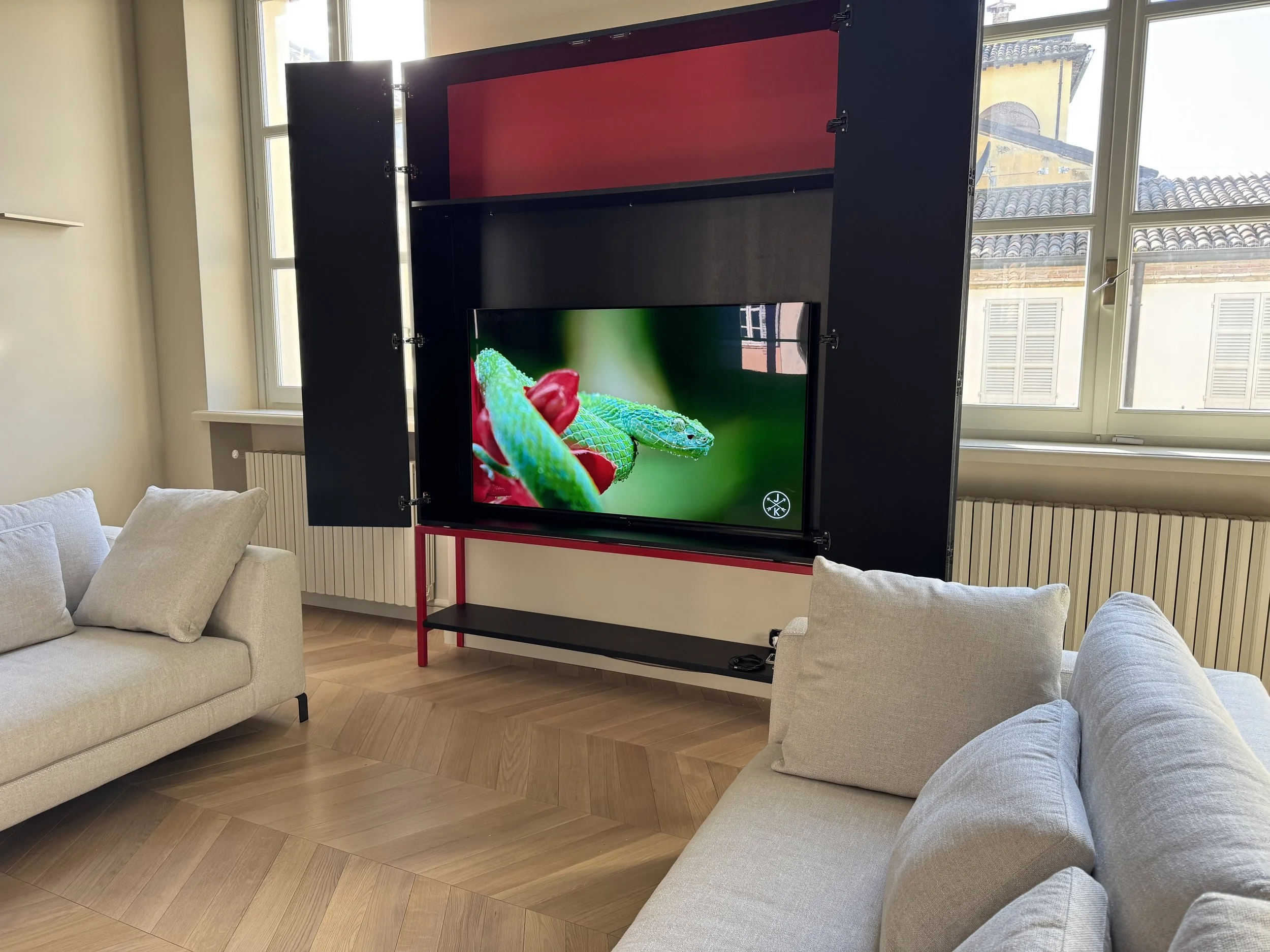 Soggiorno - Mobile porta Tv con ante. Tv Oled Panasonic 65''