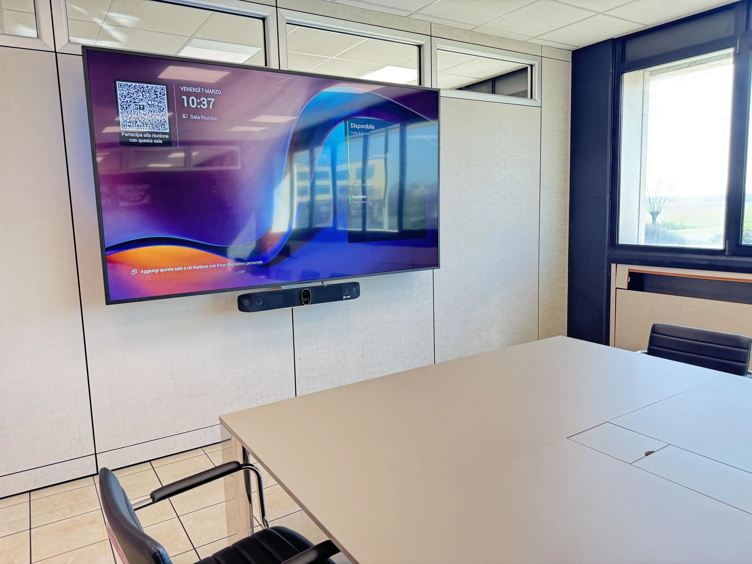 Monitor Sony 98'' con Soundbar Hp Poly X70