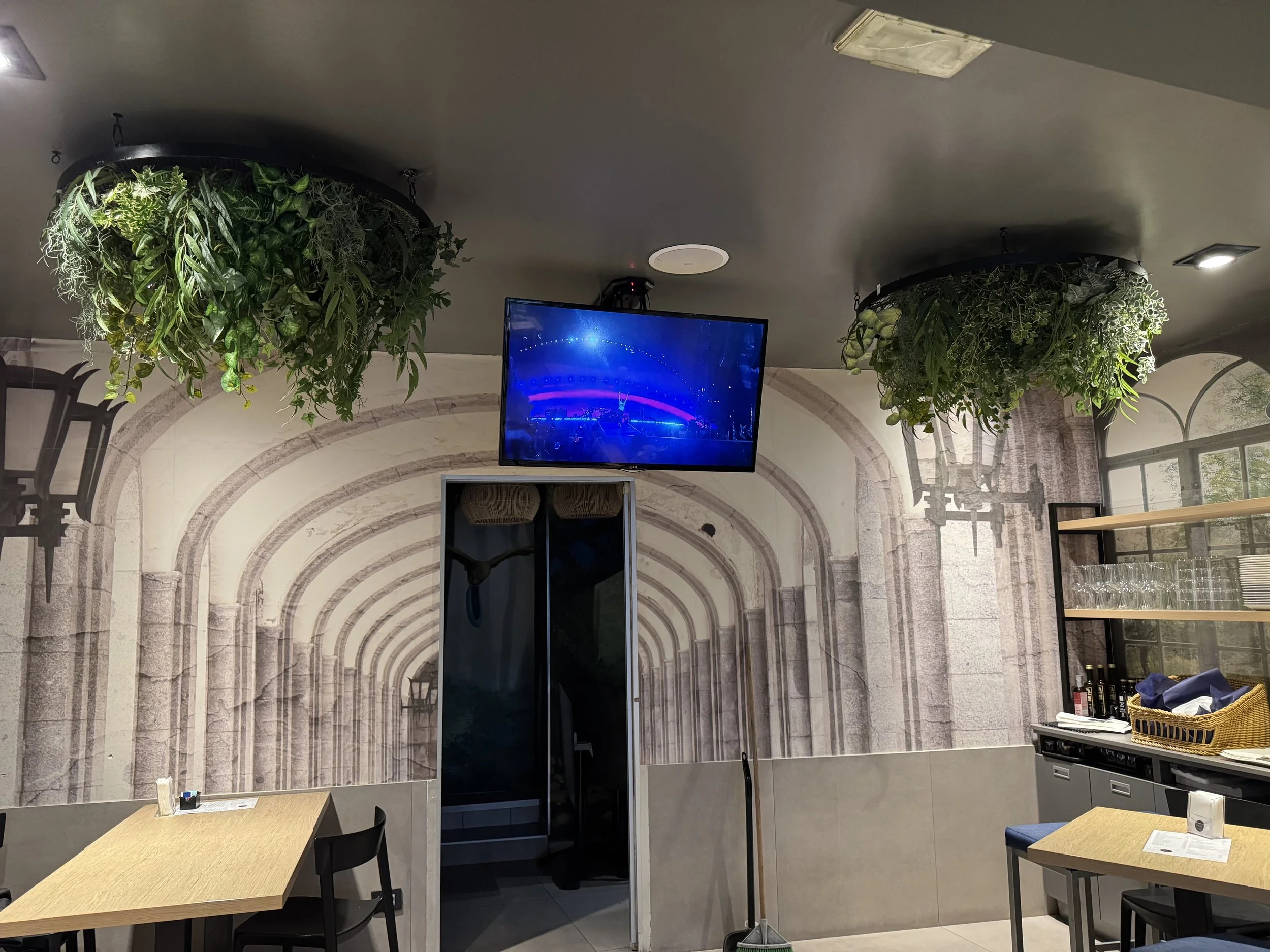 Tv Lg 43'' con staffa motorizzata a soffitto