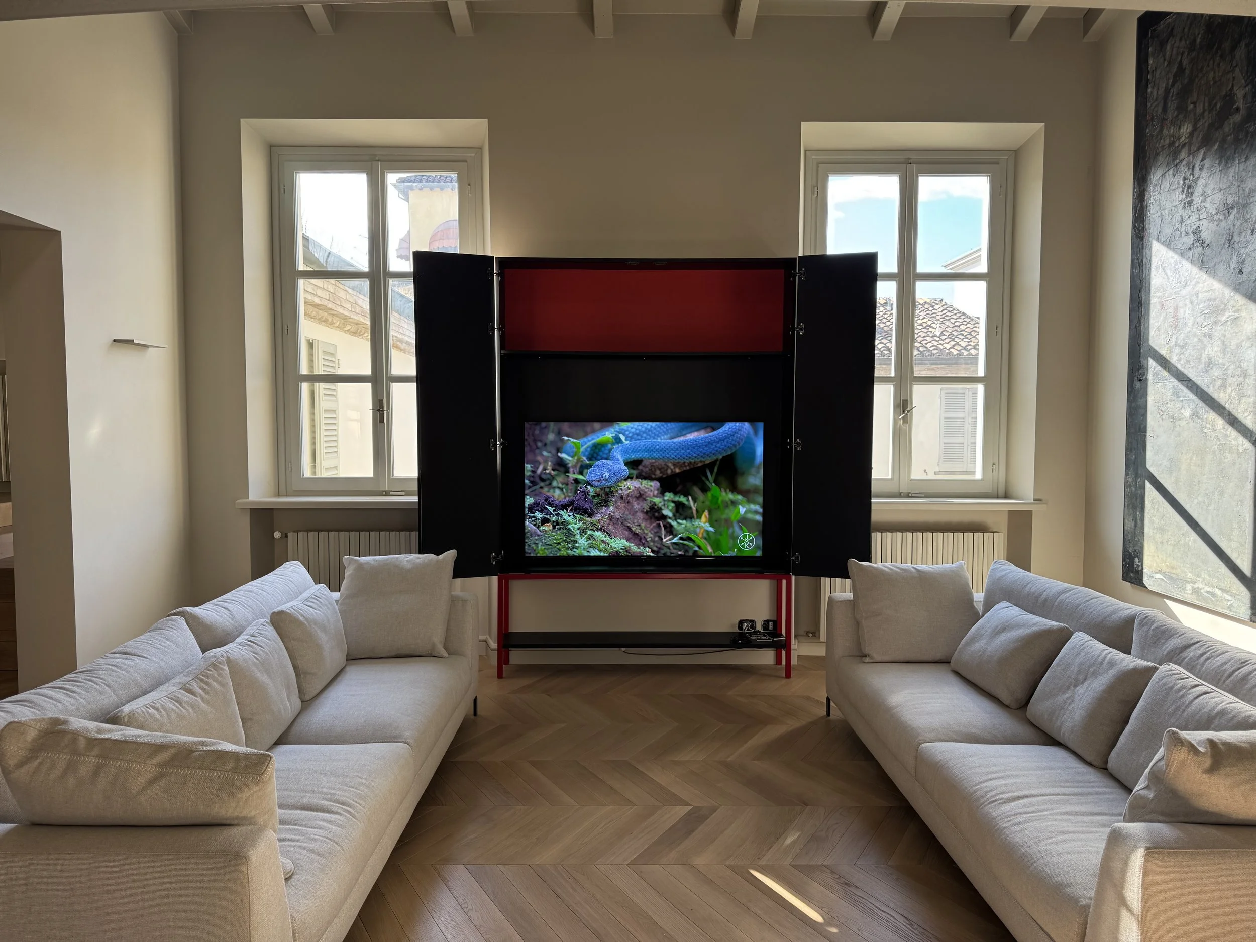 Soggiorno - Mobile porta Tv con ante. Tv Oled Panasonic 65''