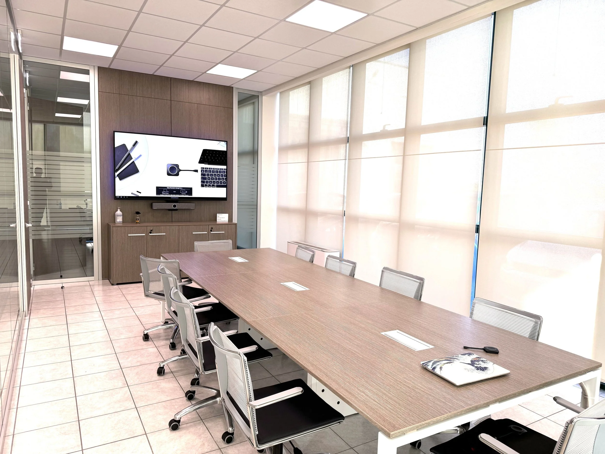 Sala Conference con Monitor Sony 85''