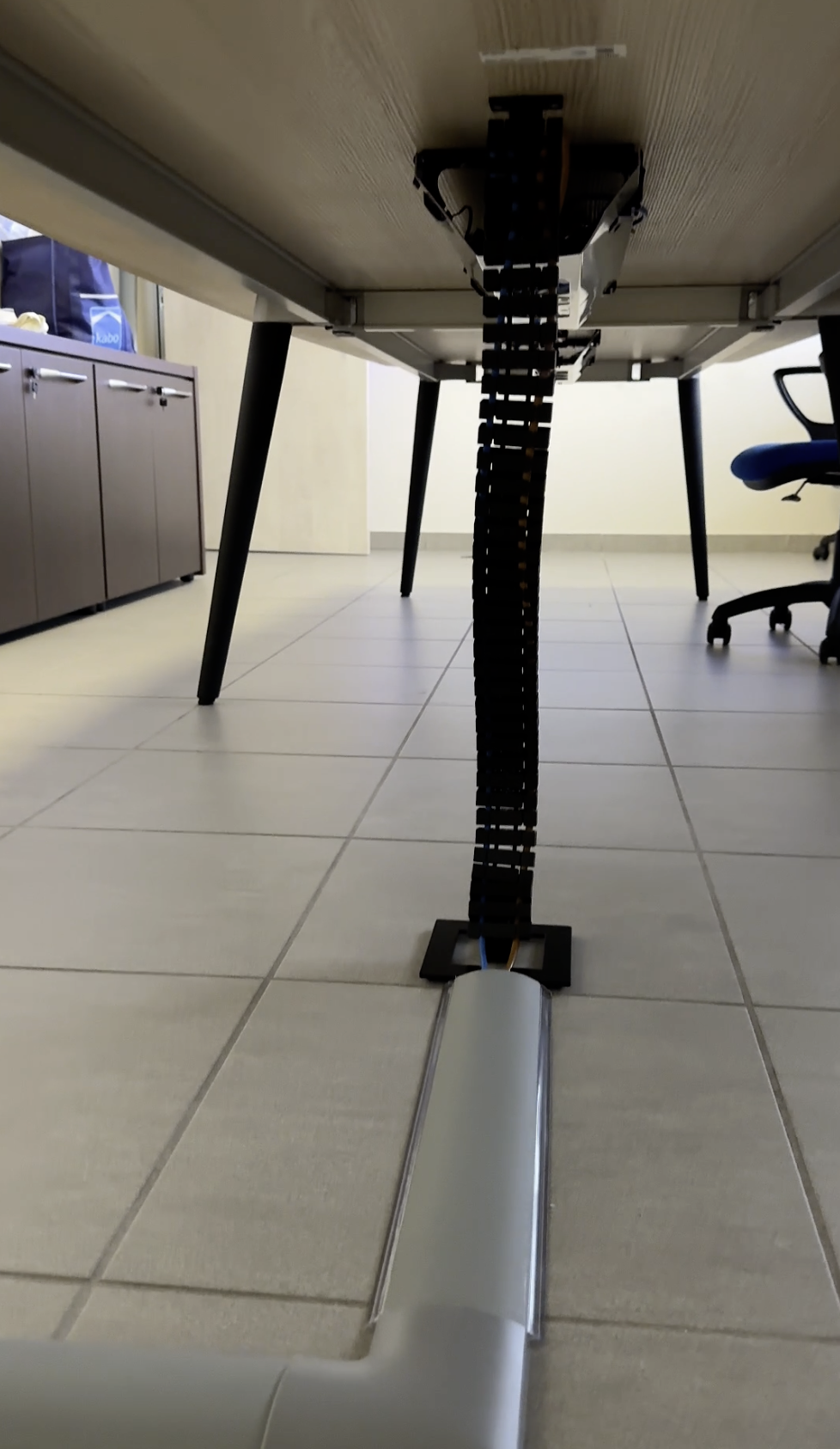 Canalizzazione tavolo per connessioni cablate