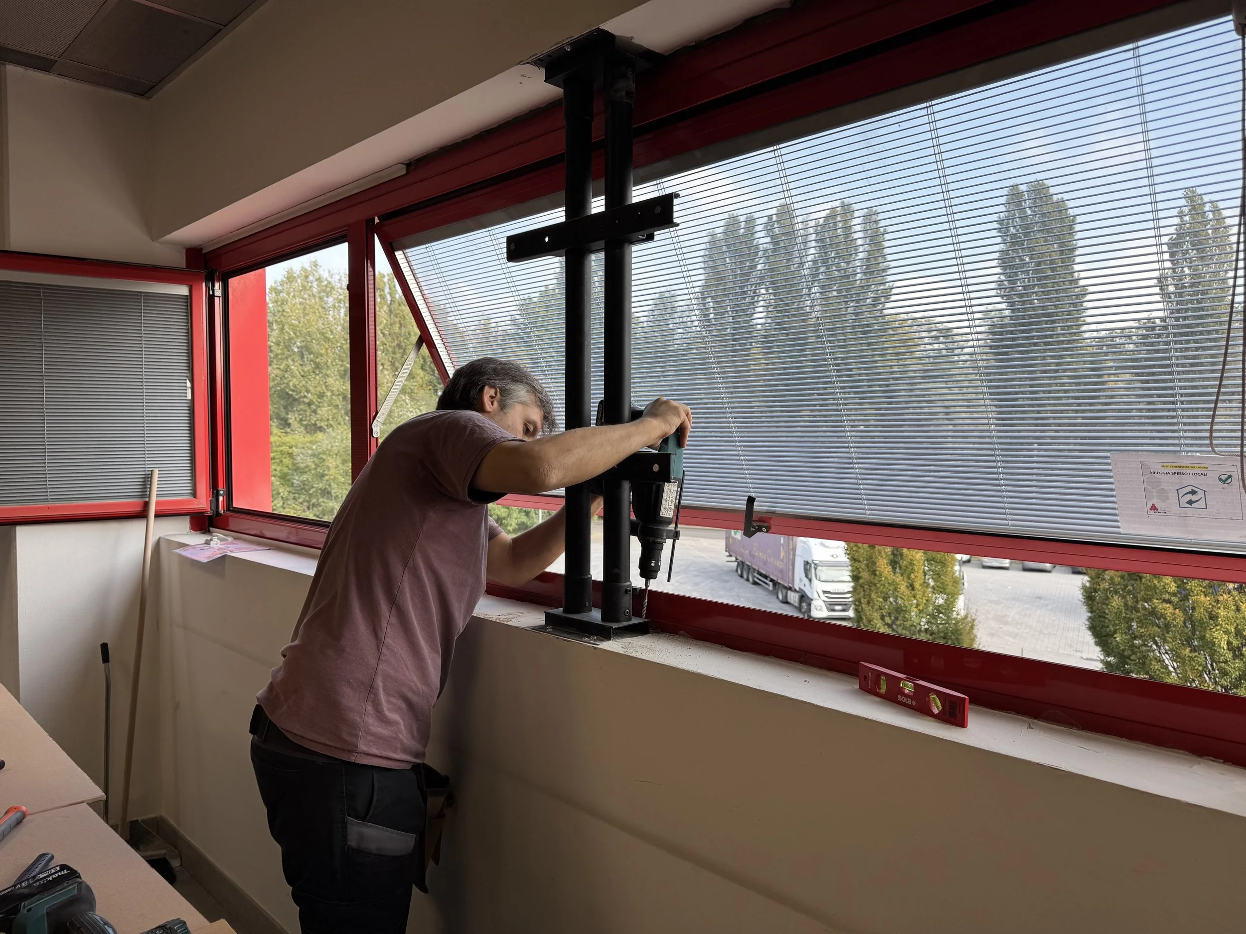 Fissaggio staffa Peerless a doppio palo 