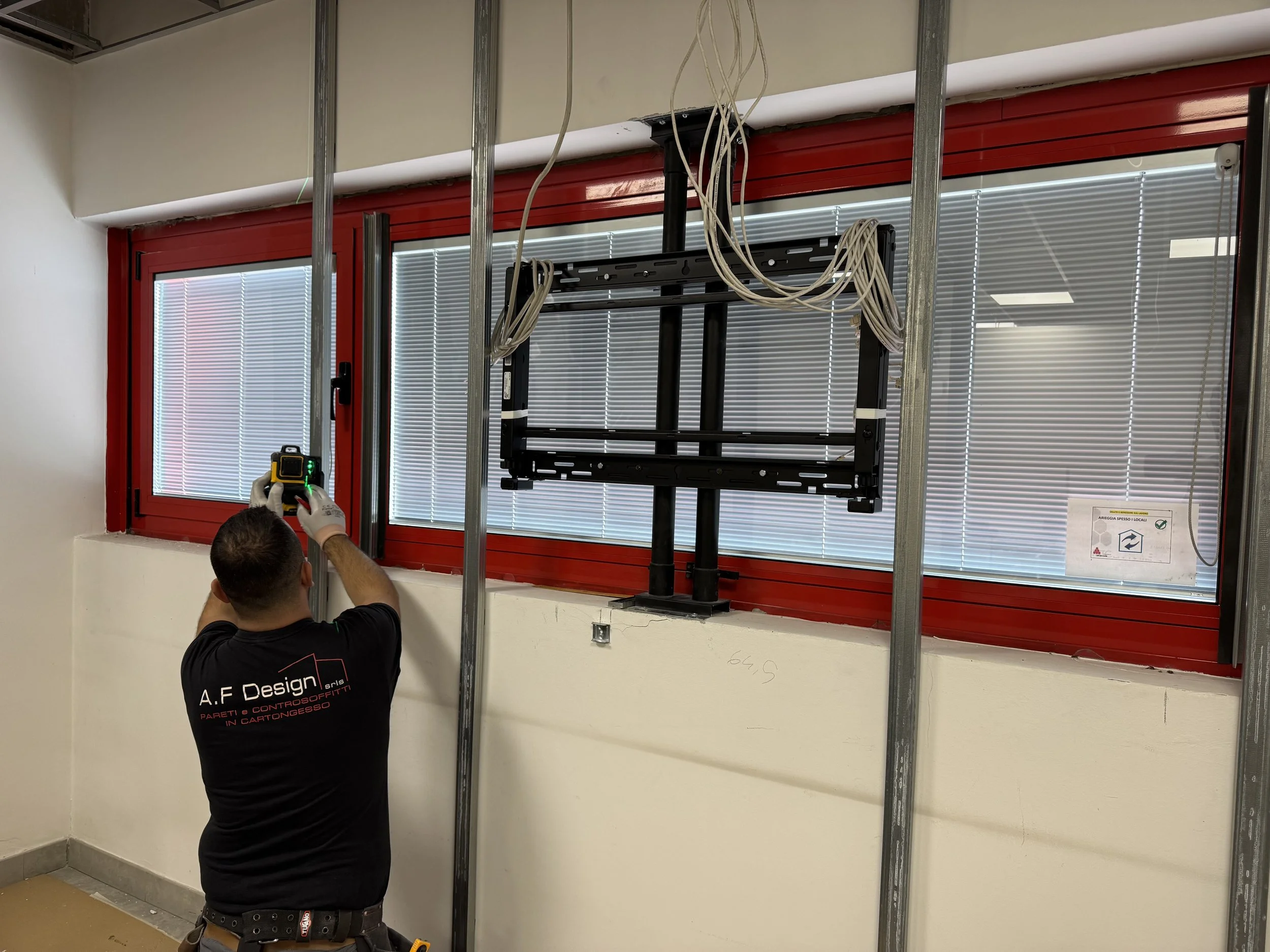 Fissaggio montanti per la struttura di cartongesso