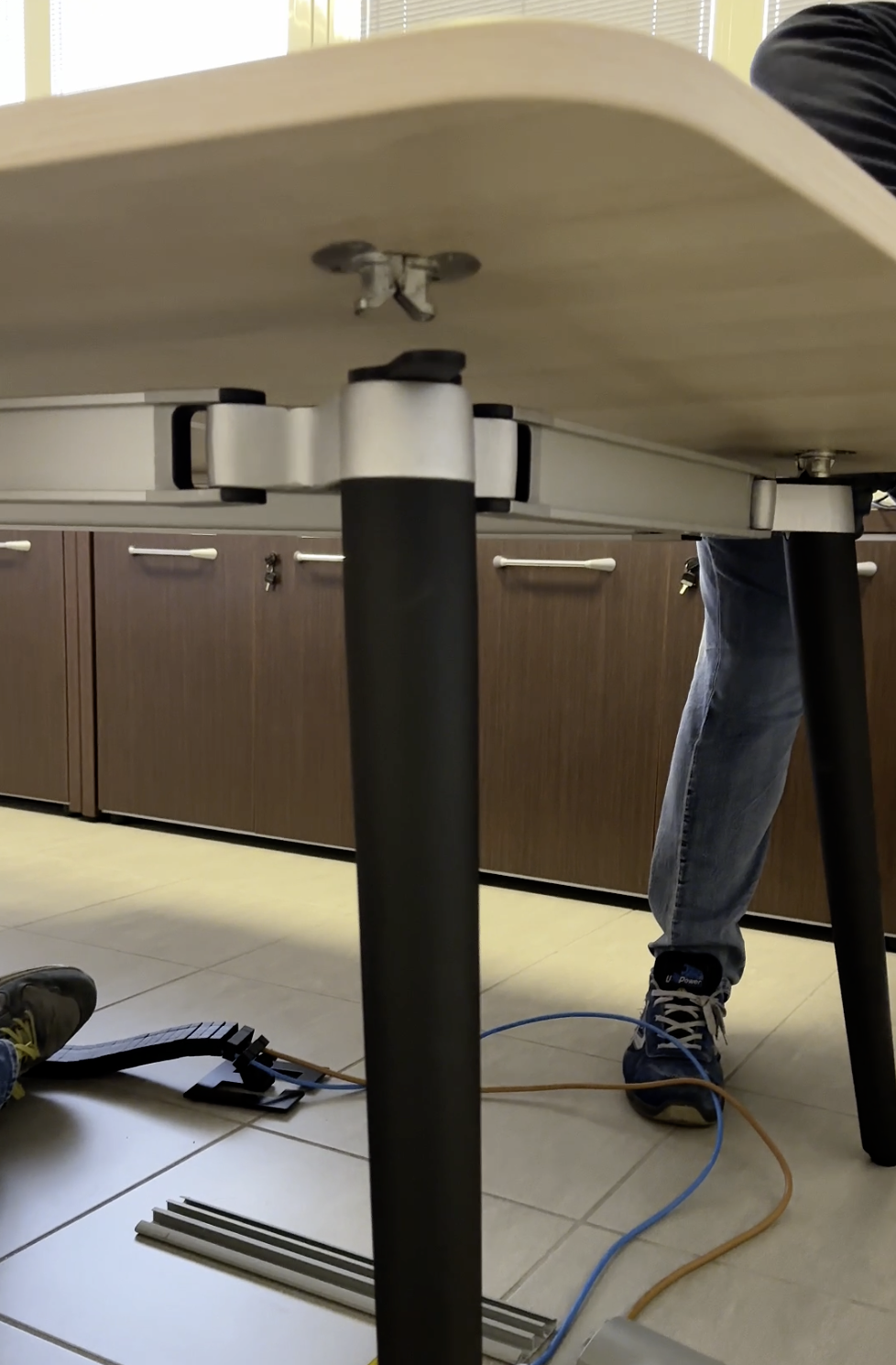 Fissaggio del piano su struttura tavolo