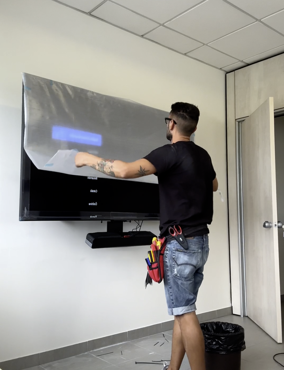 Montaggio Monitor Sony 75'' con tecnologia Antiriflesso e Soundbar collaborativa Clickshare Bar Pro