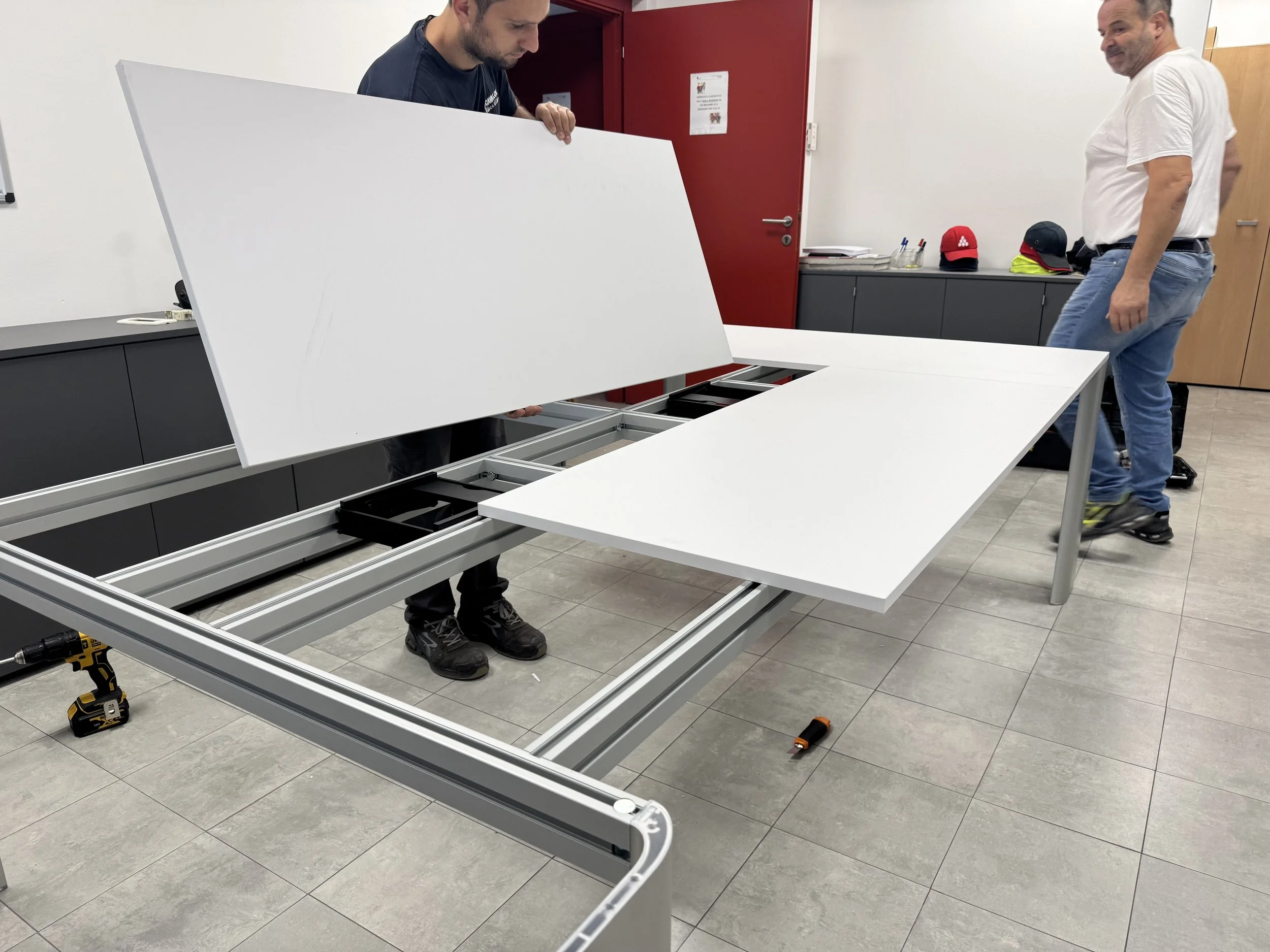 Montaggio pannelli tavolo Etoile Serie 12