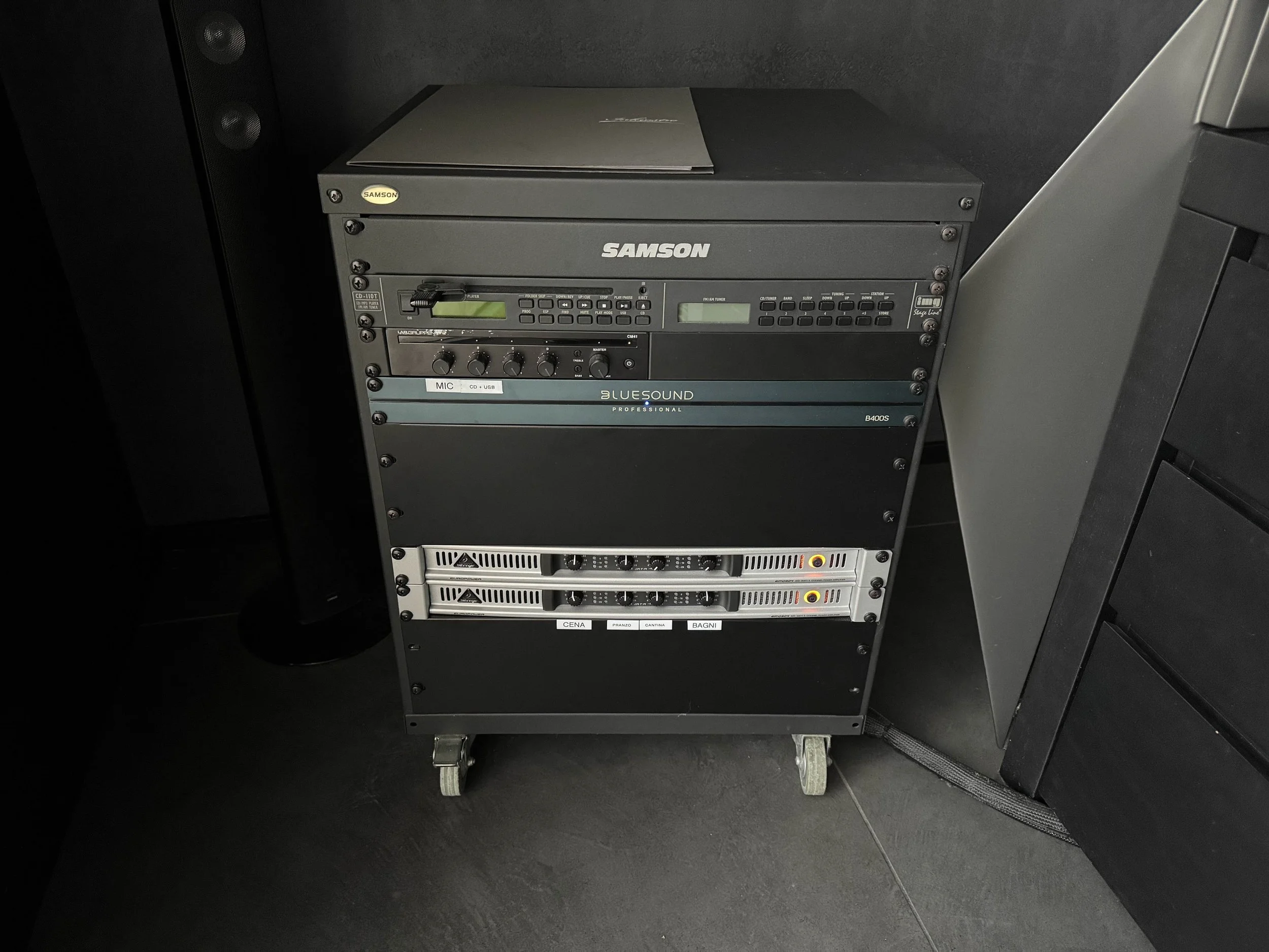 Rack con amplificazione audio di sala