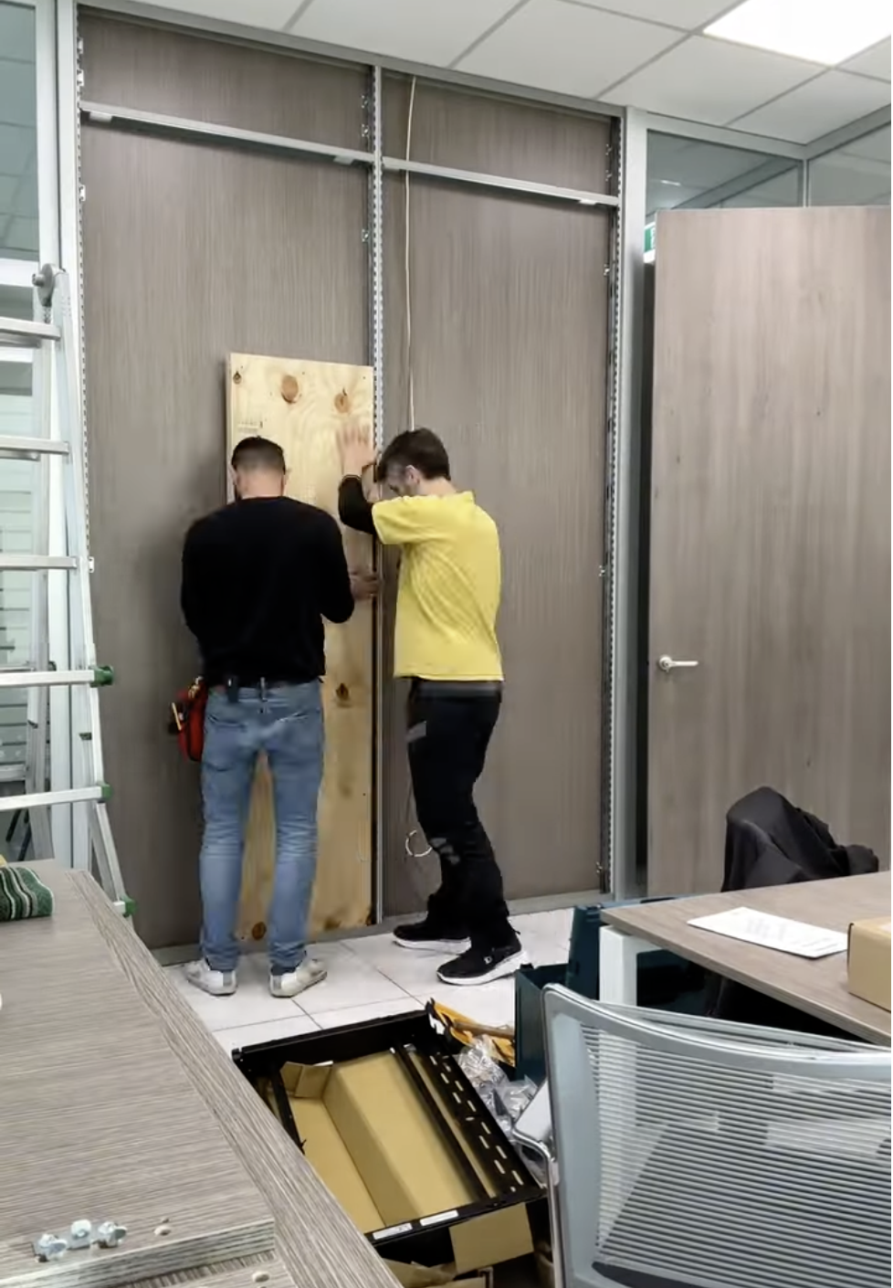 Rinforzo parete mobile con supporti di legno per sostenere il peso del monitor