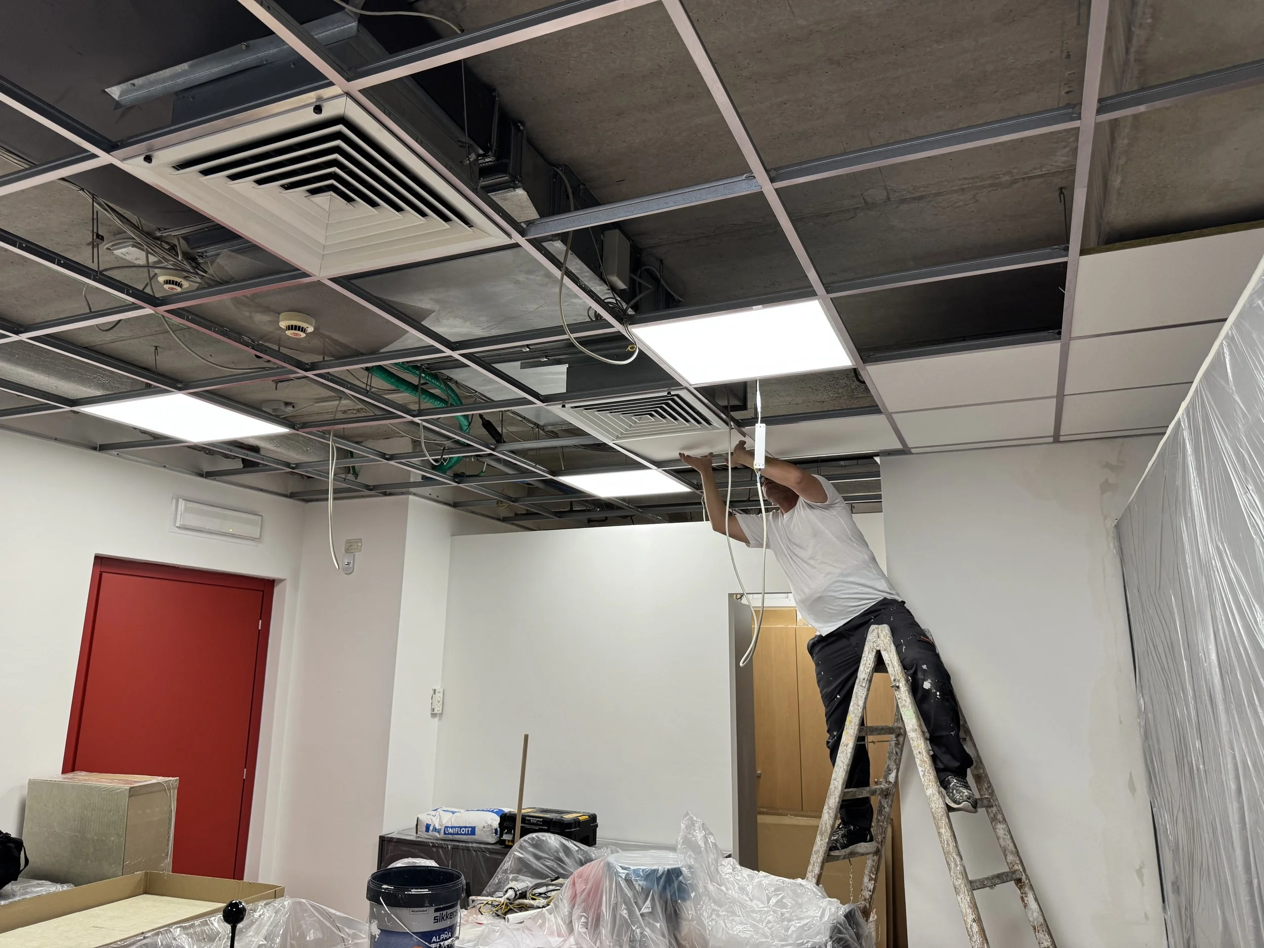 Sostituzione pannelli del controsoffitto