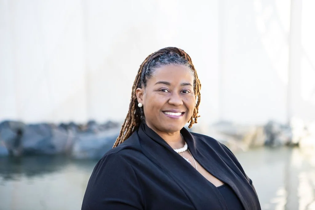 Woman with black suit - Tae-Ryun Cook