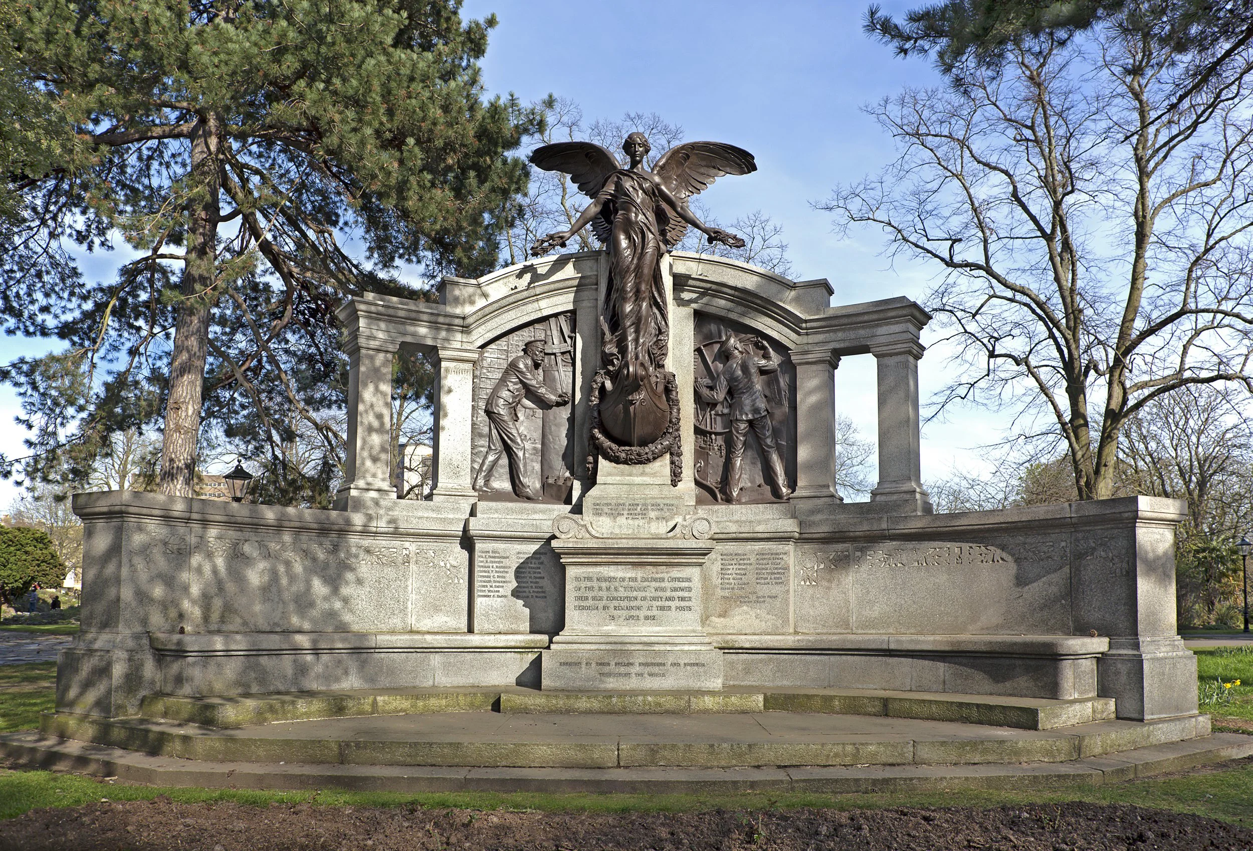 The Titanic Engineers Memorial in Southampton, UK.jpg