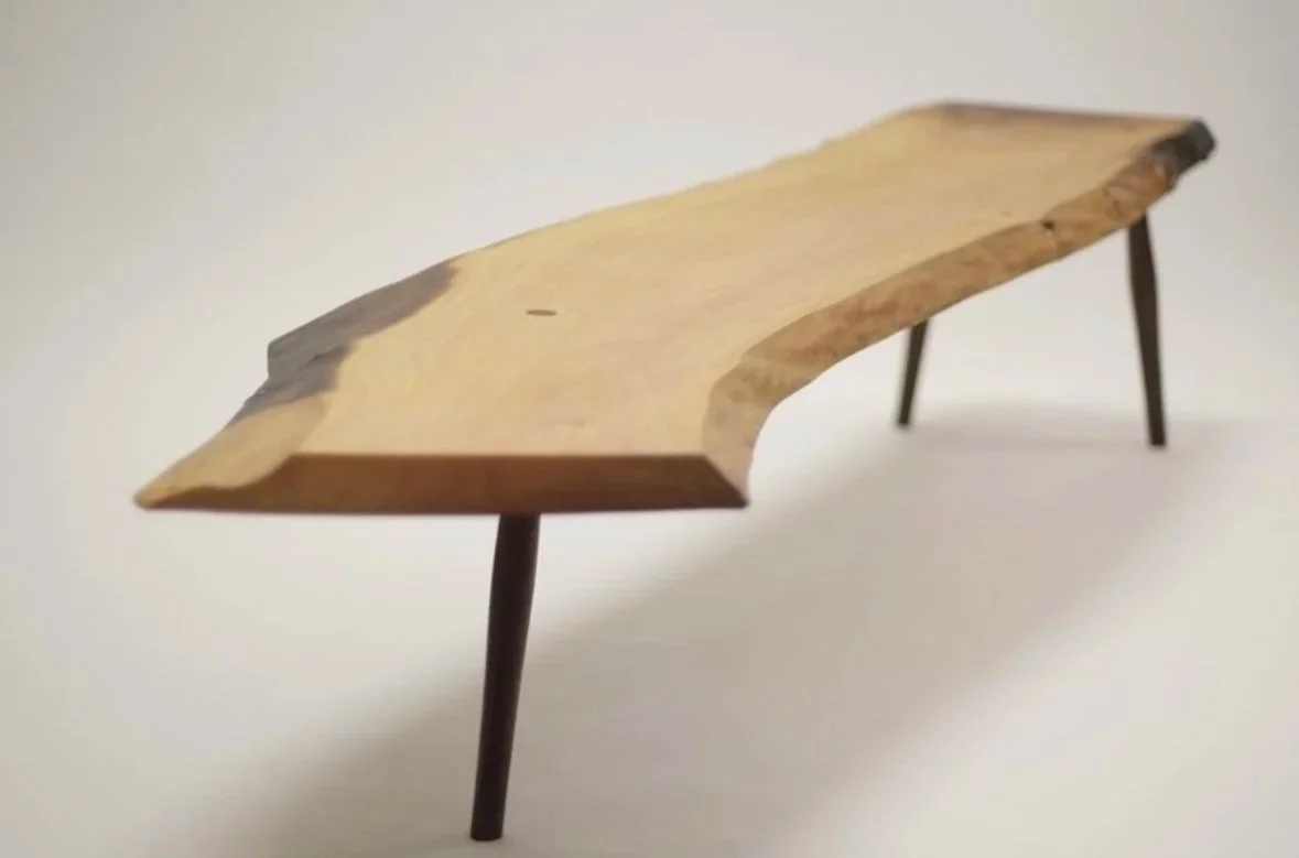 :Yaku 3 Beine in Natürlich geformter Tischplatte.