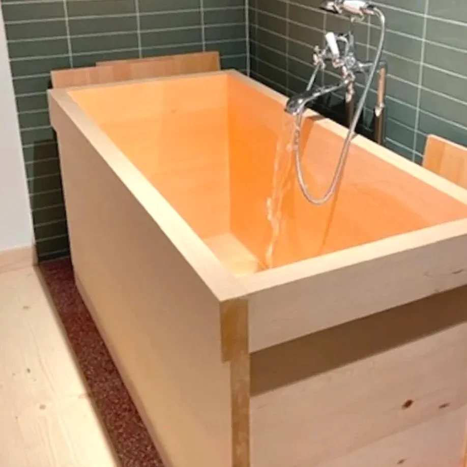 :Holzbadewanne eckig.