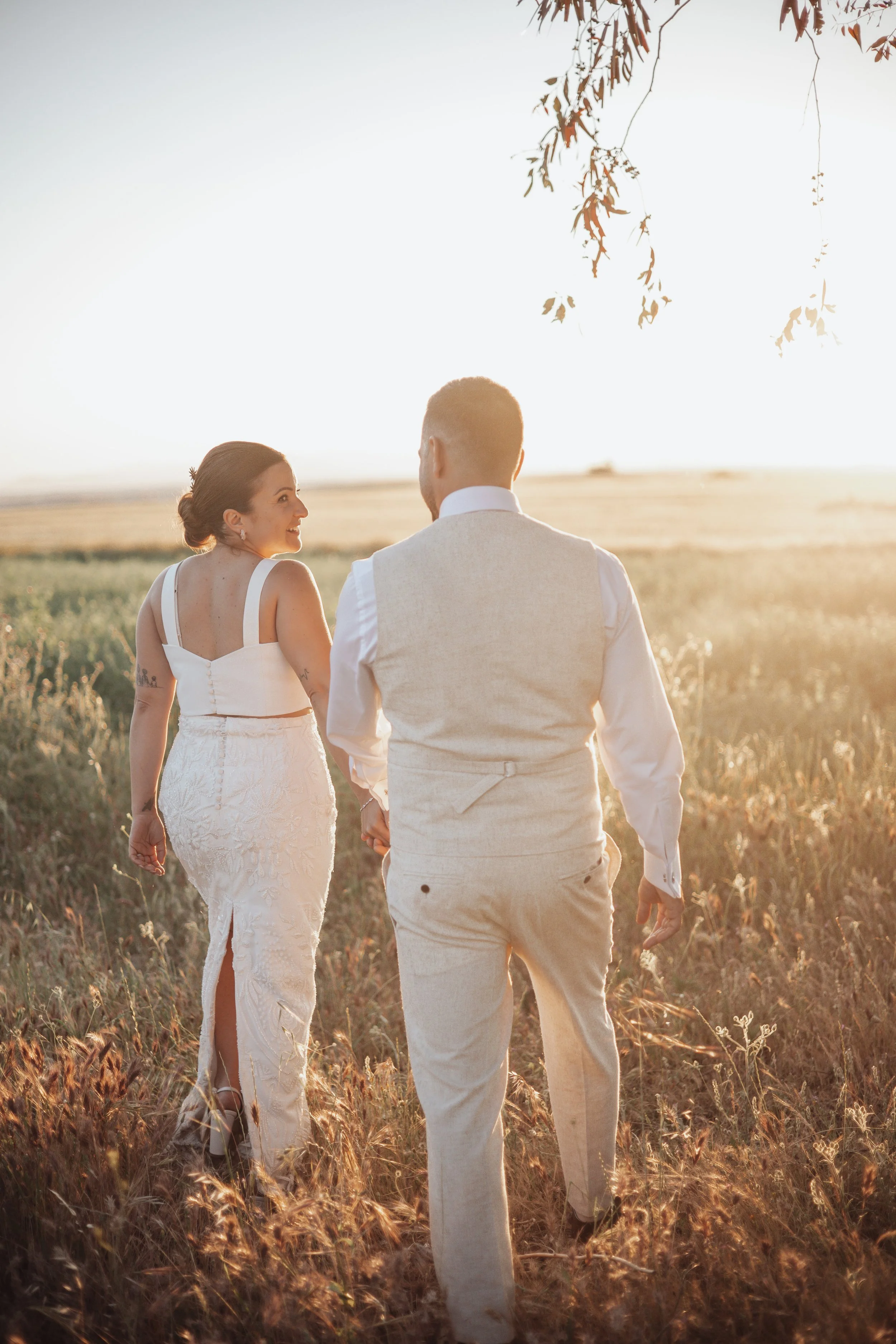 pareja, boda, campo, puesta de sol, boda sencilla, boda autentica