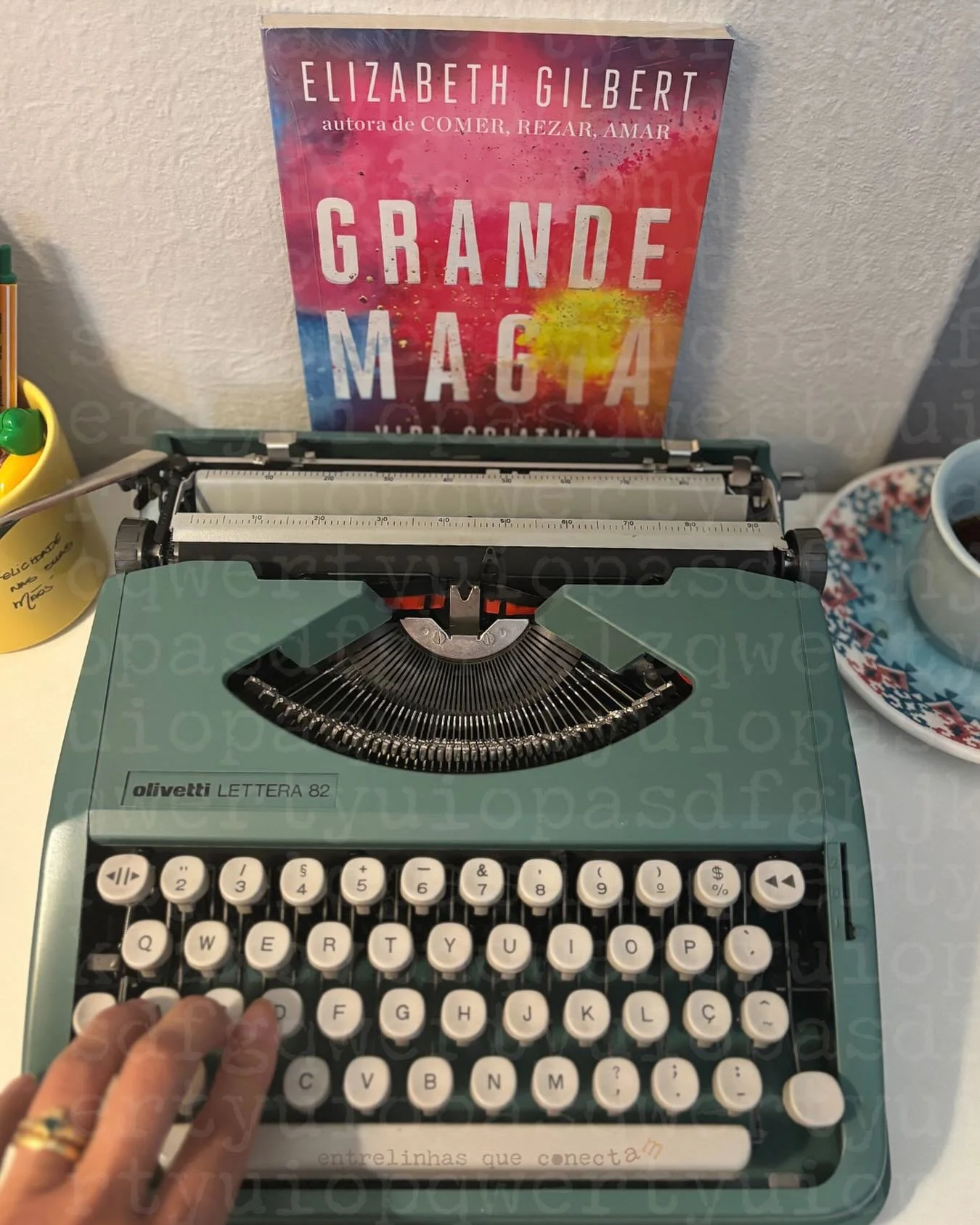 Elizabeth
As primeiras letras que digitei foram em uma m&aacute;quina de escrever verde, emprestada por um amigo do meu pai que queria tanto realizar um desejo meu: eu amava escrever e sonhava em ter uma m&aacute;quina sobre a mesinha de centro da sa