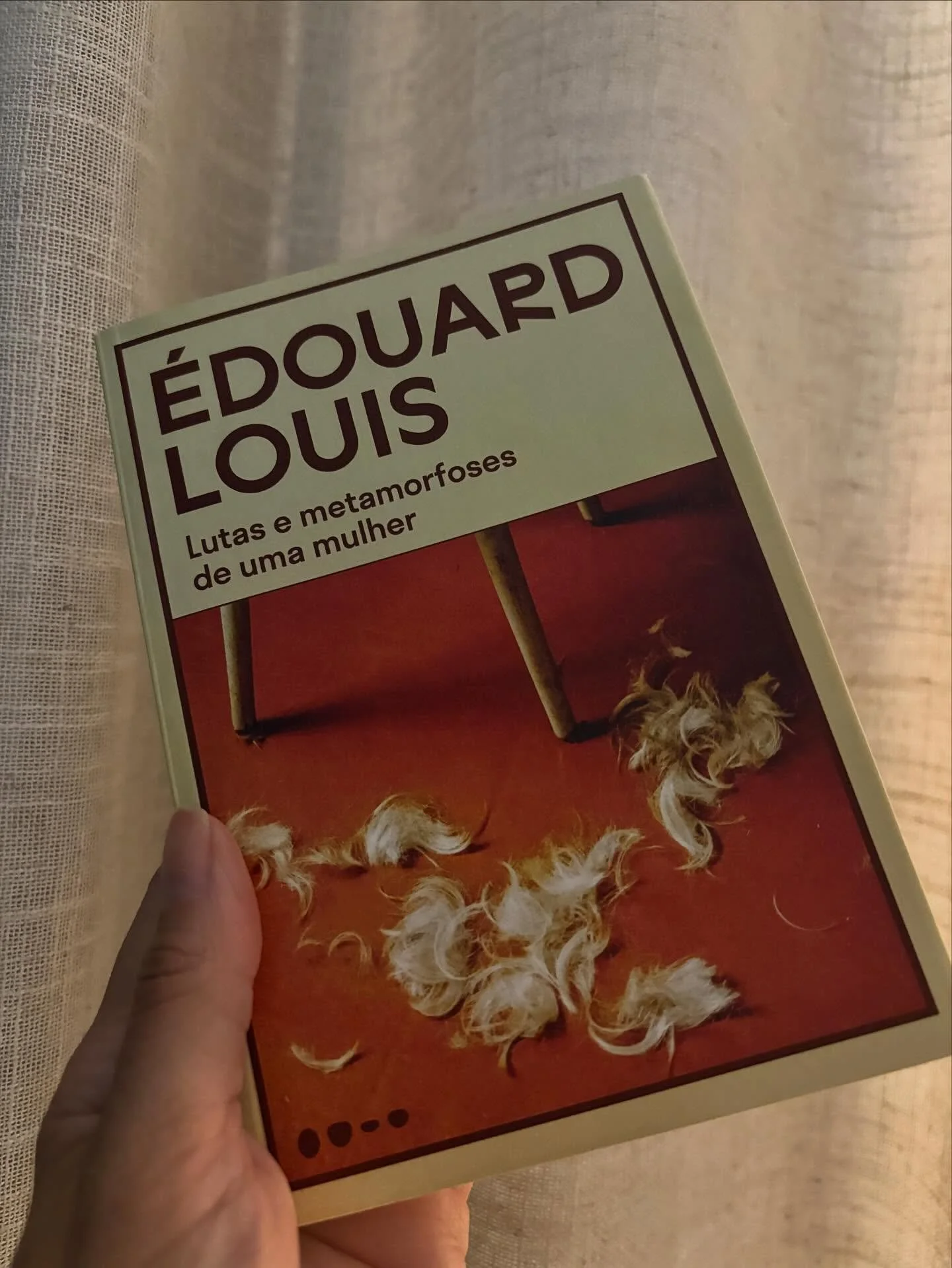 O direito de ser mulher contra tudo e todos que lhe dizem n&atilde;o. O direito de se sentir livre quando tudo a leva a agradar algu&eacute;m. Uma mulher que disse CHEGA e, da noite para o dia, trouxe ao mundo quem ela realmente nasceu para ser. 

Eu