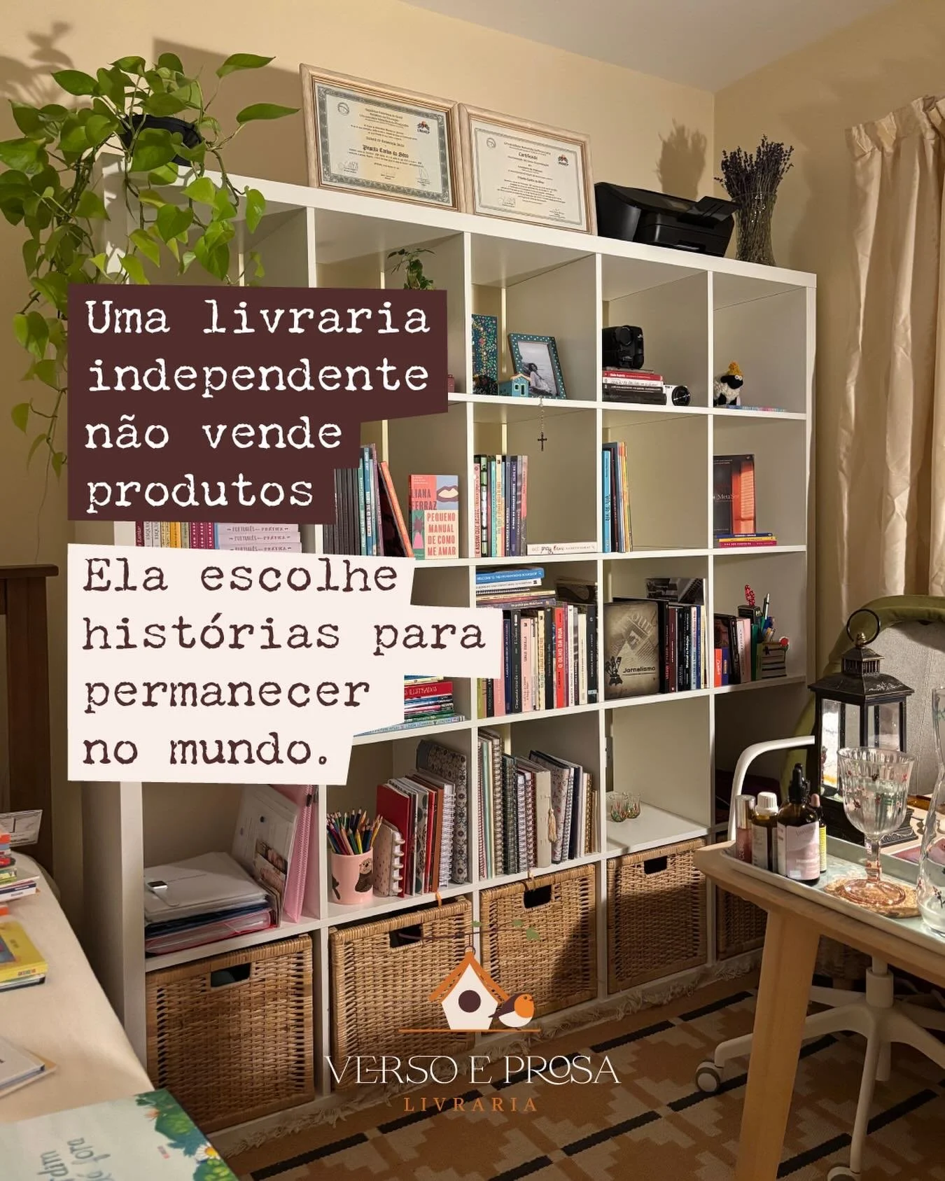 Comprar um livro ou ganhar morada em uma hist&oacute;ria?
Cada livro que chega aqui na Verso e Prosa ganha o meu olhar atento. Existe leitura, reflex&atilde;o, conversa, escuta. Existe curadoria.
Quem trabalha em uma livraria independente n&atilde;o 