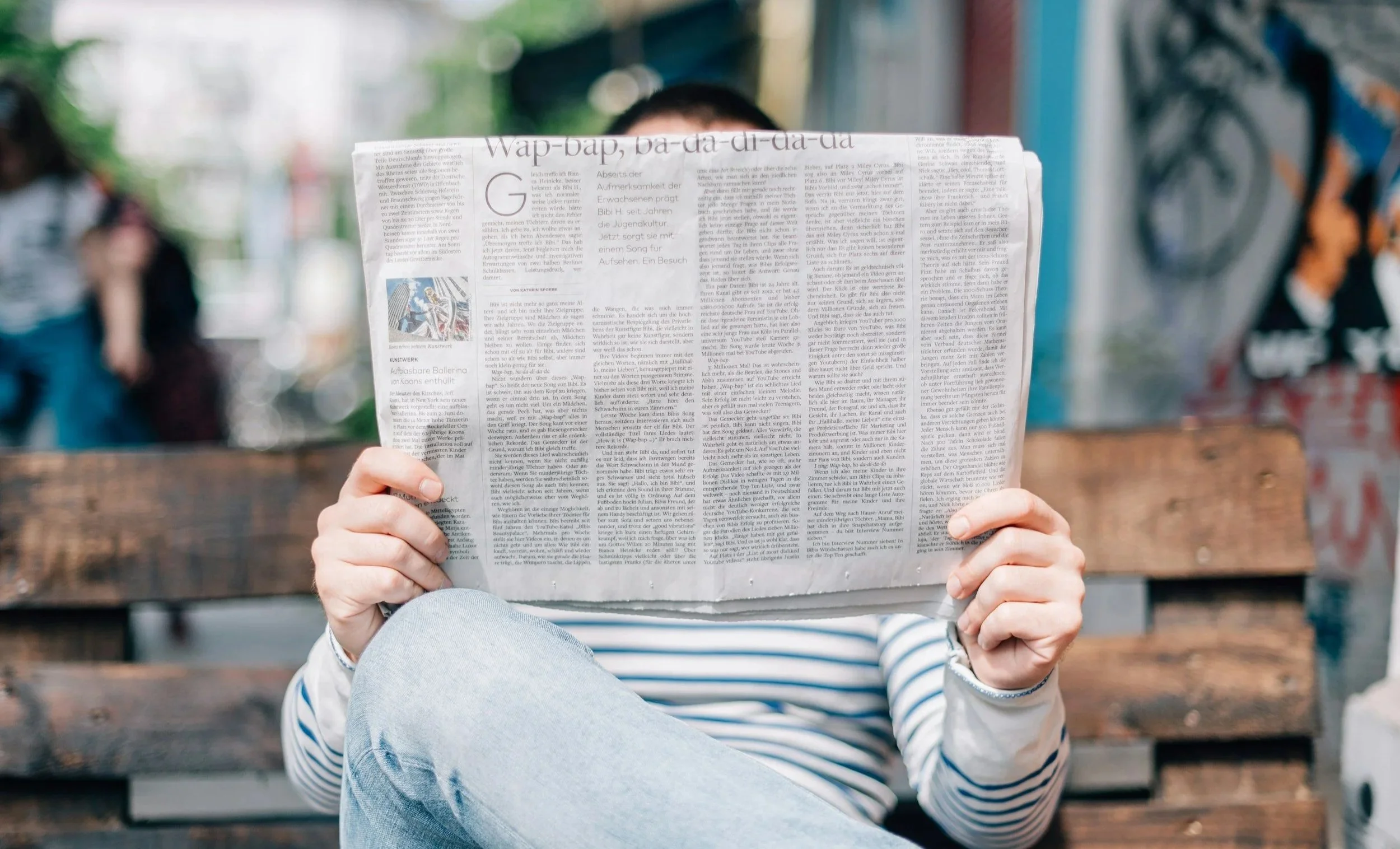 Persona leyendo un periódico en un banco como símbolo de la newsletter para socios de Fundación Ángel Linares con recursos pedagógicos y noticias de los proyectos