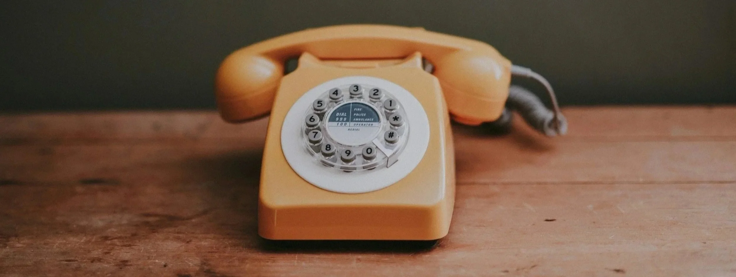 Teléfono vintage de disco rotatorio, imagen de la página de contacto de la Fundación Ángel Linares en Lorca, Región de Murcia.