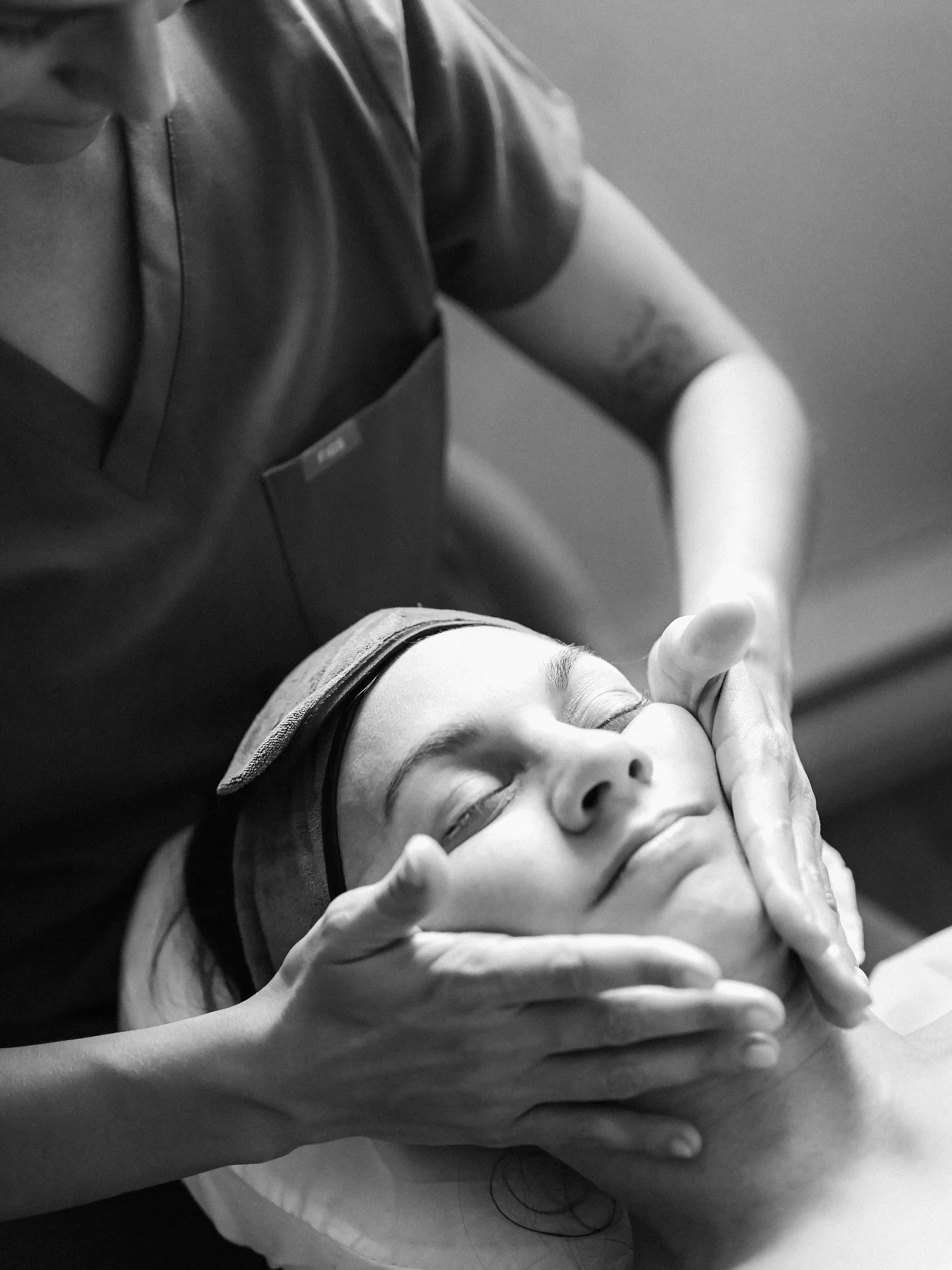 🌿Le massage facial WILD GRACE est bien plus qu&rsquo;un soin de beaut&eacute; : c&rsquo;est un v&eacute;ritable rituel de d&eacute;tente et d&rsquo;harmonisation. Inspir&eacute; de la tradition indienne de l&rsquo;Ayurveda, il vise &agrave; r&eacute