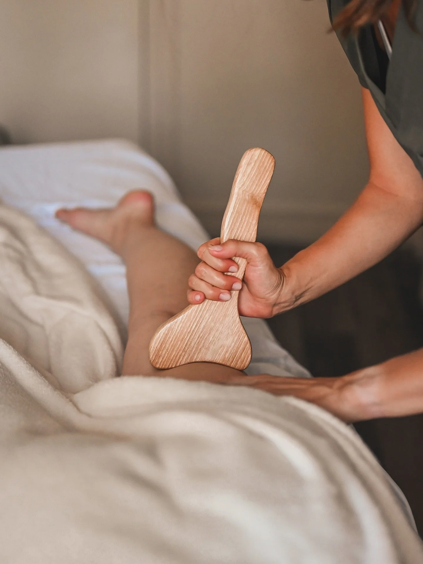 🍂L&rsquo;automne est la saison du ralentissement, du retour vers soi et du nettoyage int&eacute;rieur.

🪵La maderoth&eacute;rapie soutient ce processus naturel en stimulant la circulation, en d&eacute;logeant les toxines et en aidant le corps &agra