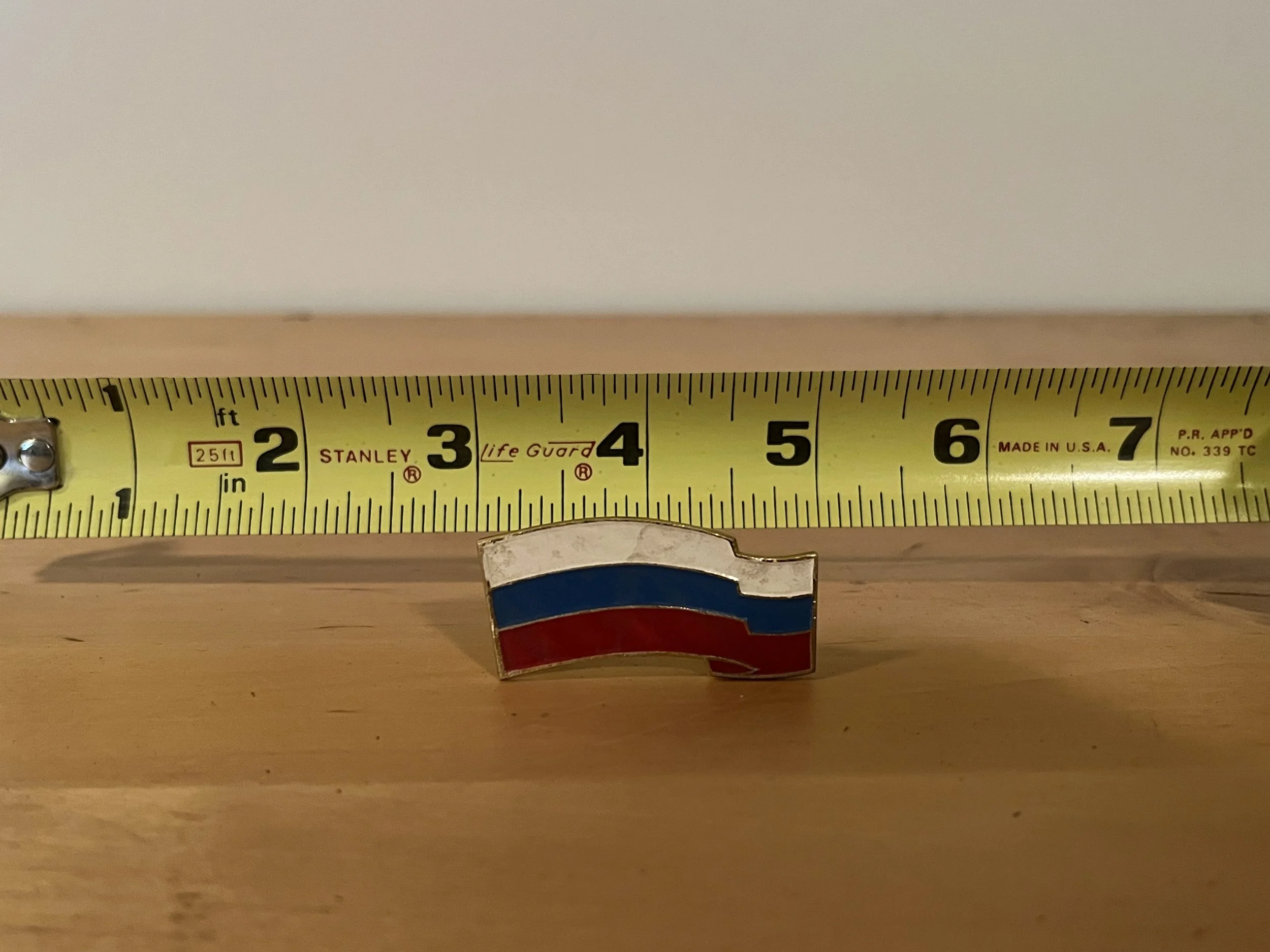 Russian Flag Beret Pin – Scale Front.jpeg