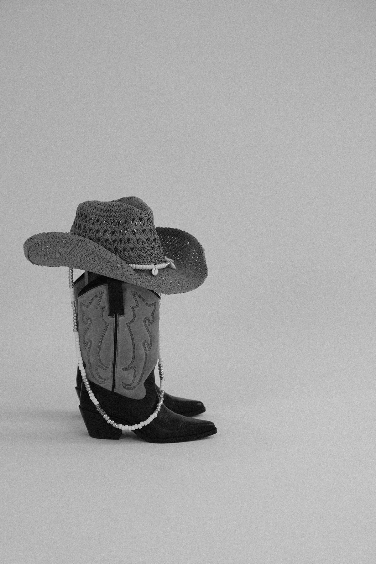 Direction artistique, shooting photo one shot en studio photographie, pour l'image de marque d'une marque Corse, par ZACE - Agence de communication digitale en Corse.
