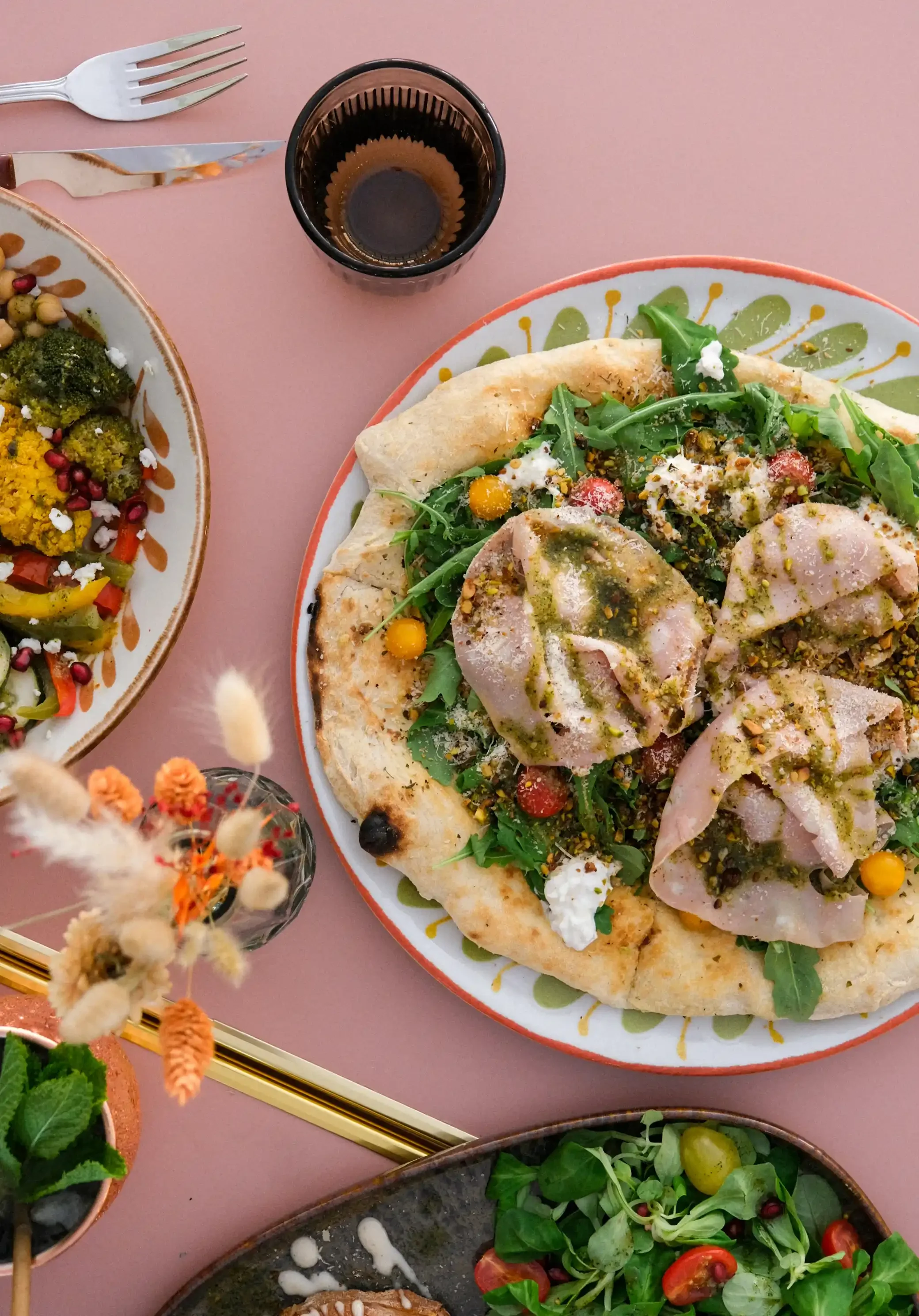 Branding, stratégie de communication, shooting photo et video, pour la création de contenus, la gestion et le développement des réseaux sociaux d'un restaurant en Corse, par ZACE - Agence de communication digitale à Corte, en Corse.