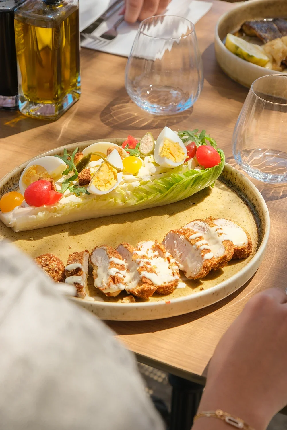 Stratégie de communication digitale, shooting photo et vidéo réel Instagram, pour la gestion et le développement d'un restaurant en Corse, par ZACE - Agence de communication digitale à Corte, en Corse.