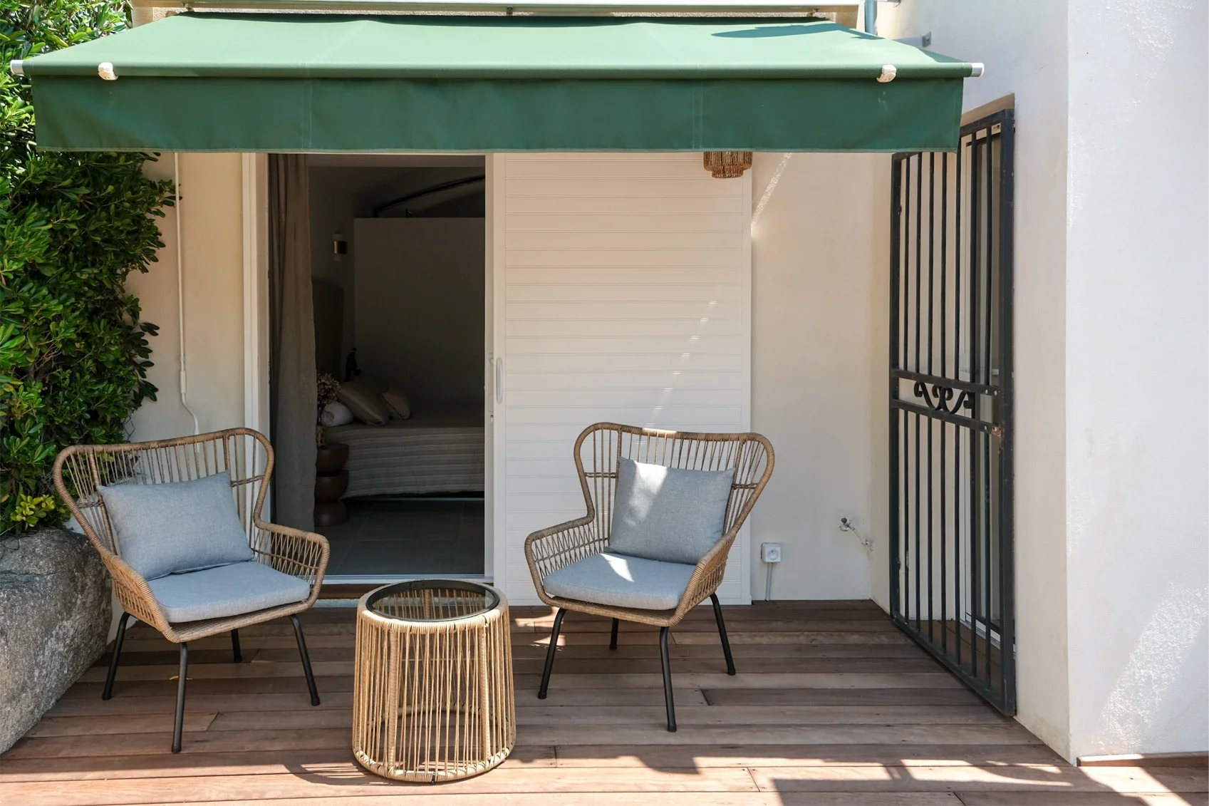 Lancement de média sociaux, stratégie de communication, shooting photo et montage vidéo Réel Instagram, pour la gestion et le développement des réseaux sociaux d'un hotel en Corse, par ZACE - Agence de communication digitale à Corte, en Corse.
