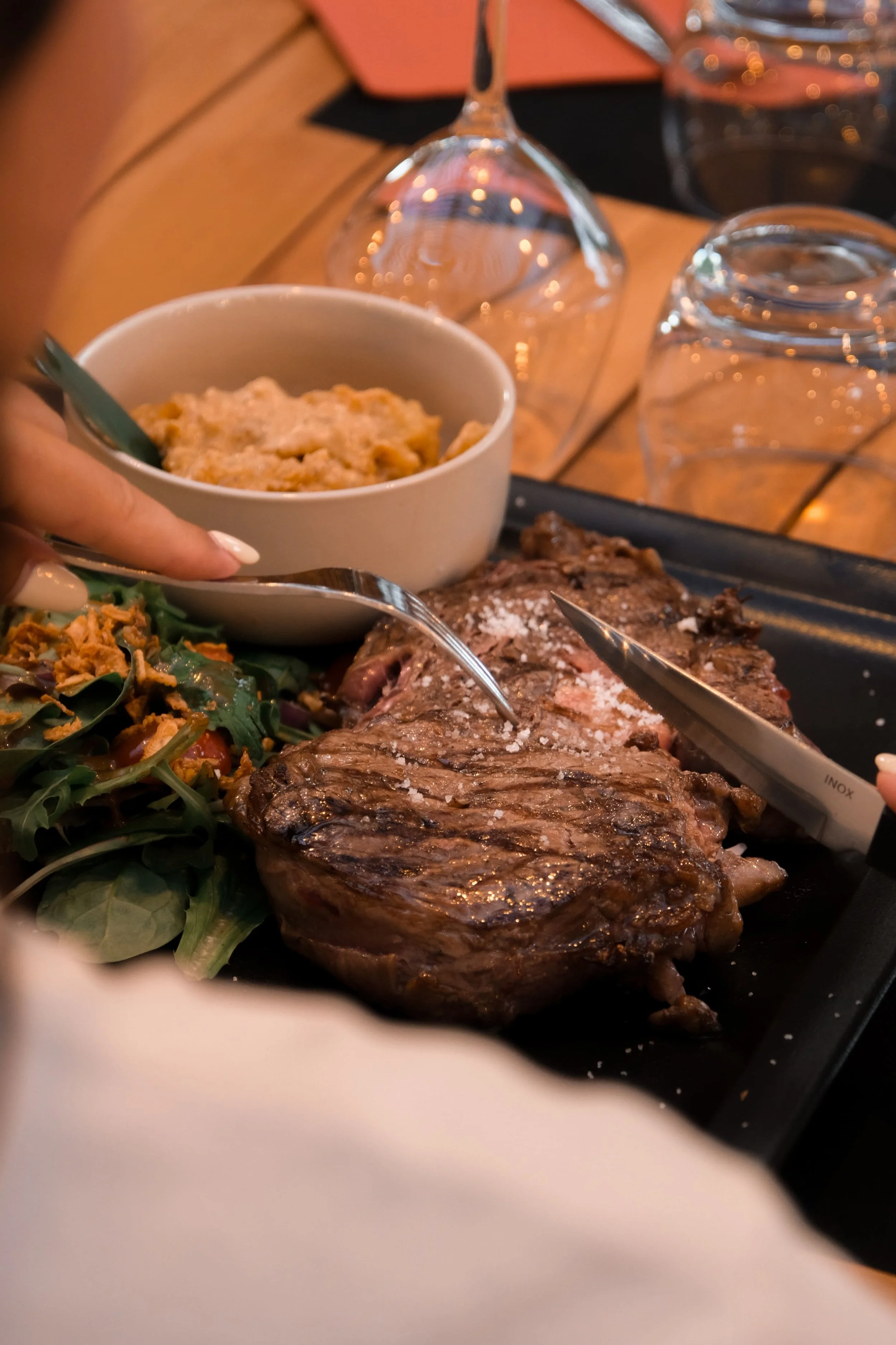 Création de feed instagram, stratégie de communication, shooting photo et video, pour la création de contenus, la gestion et le développement des réseaux sociaux d'un restaurant en Corse, par ZACE - Agence de communication digitale à Corte, en Corse.