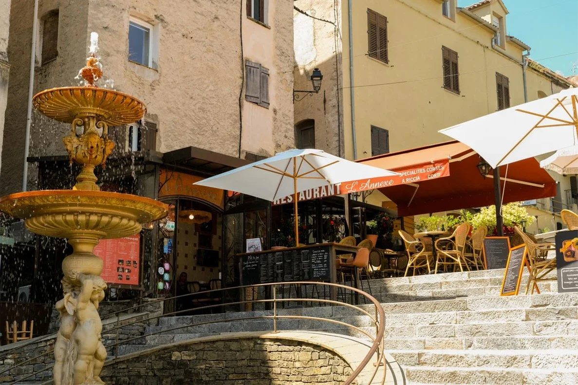 Stratégie de communication, shooting photo et montage vidéo Réel Instagram, pour la gestion et le développement des réseaux sociaux d'un restaurant en Corse, par ZACE - Agence de communication digitale à Corte, en Corse.