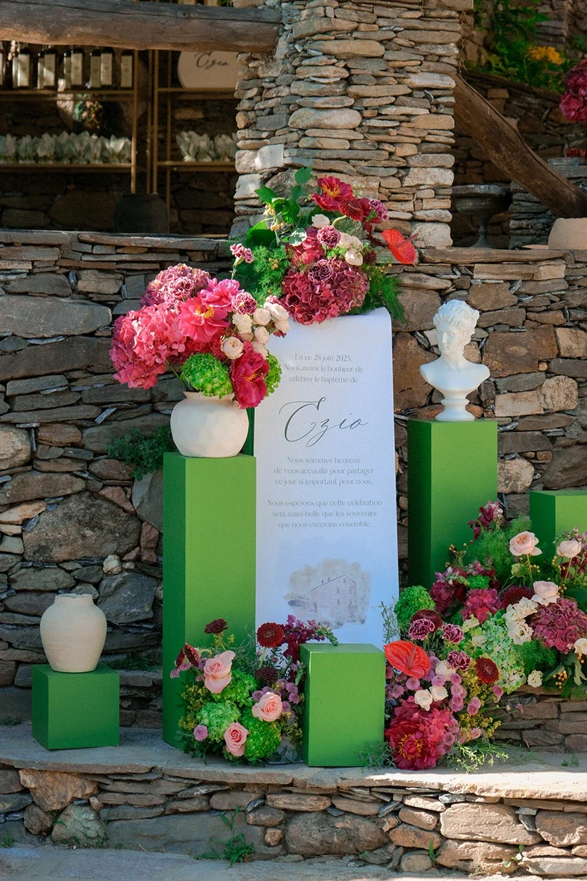 Direction artistique, shooting photo et montage vidéo Réel Instagram one shot, pour l'image de marque d'une fleuriste et décoratrice, par ZACE - Agence de communication digitale à Corte.