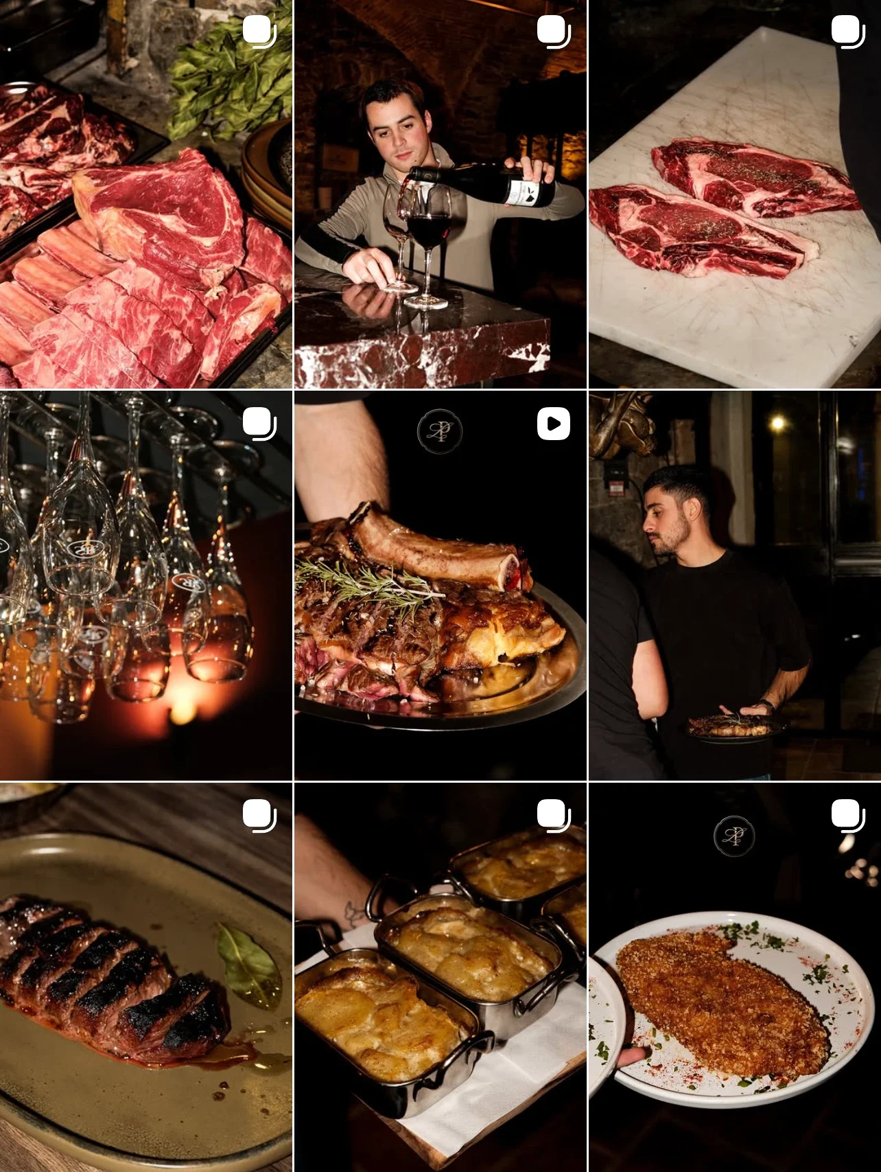 Assortiment de viandes, un homme versant du vin dans un verre, des steaks crus, des verres à vin suspendus, un rôti de viande, deux hommes en discussion, un steak grillé, gratins, poisson pané, et un plat de poisson pané défraîchi.