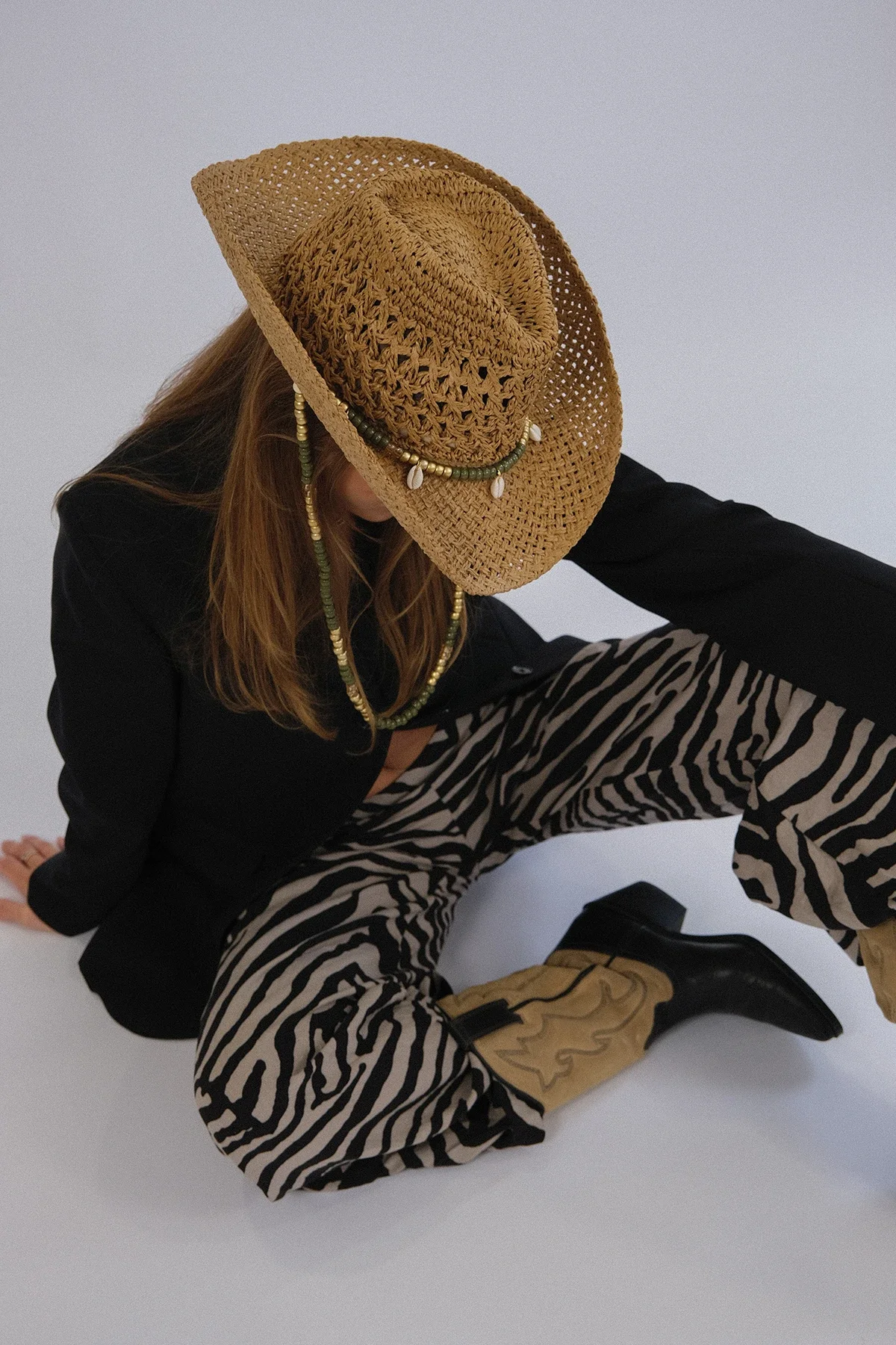 Direction artistique, shooting photo one shot en studio photographie, pour l'image de marque d'une marque Corse, par ZACE - Agence de communication digitale à Corte.