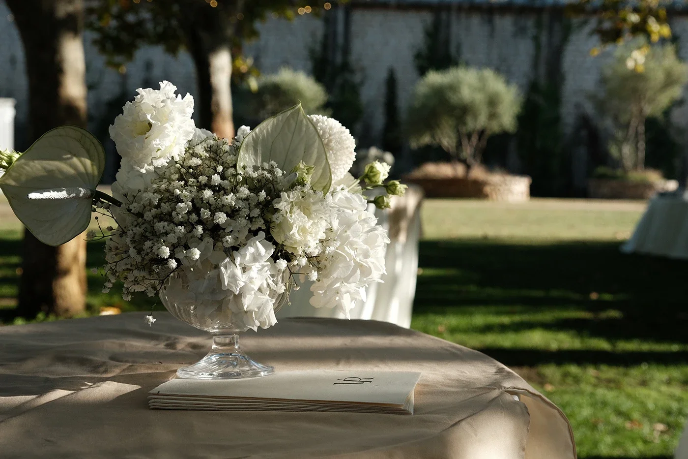Direction artistique, shooting photo et montage vidéo Réel Instagram one shot, pour l'image de marque d'une fleuriste et décoratrice, par ZACE - Agence de communication digitale à Corte.
