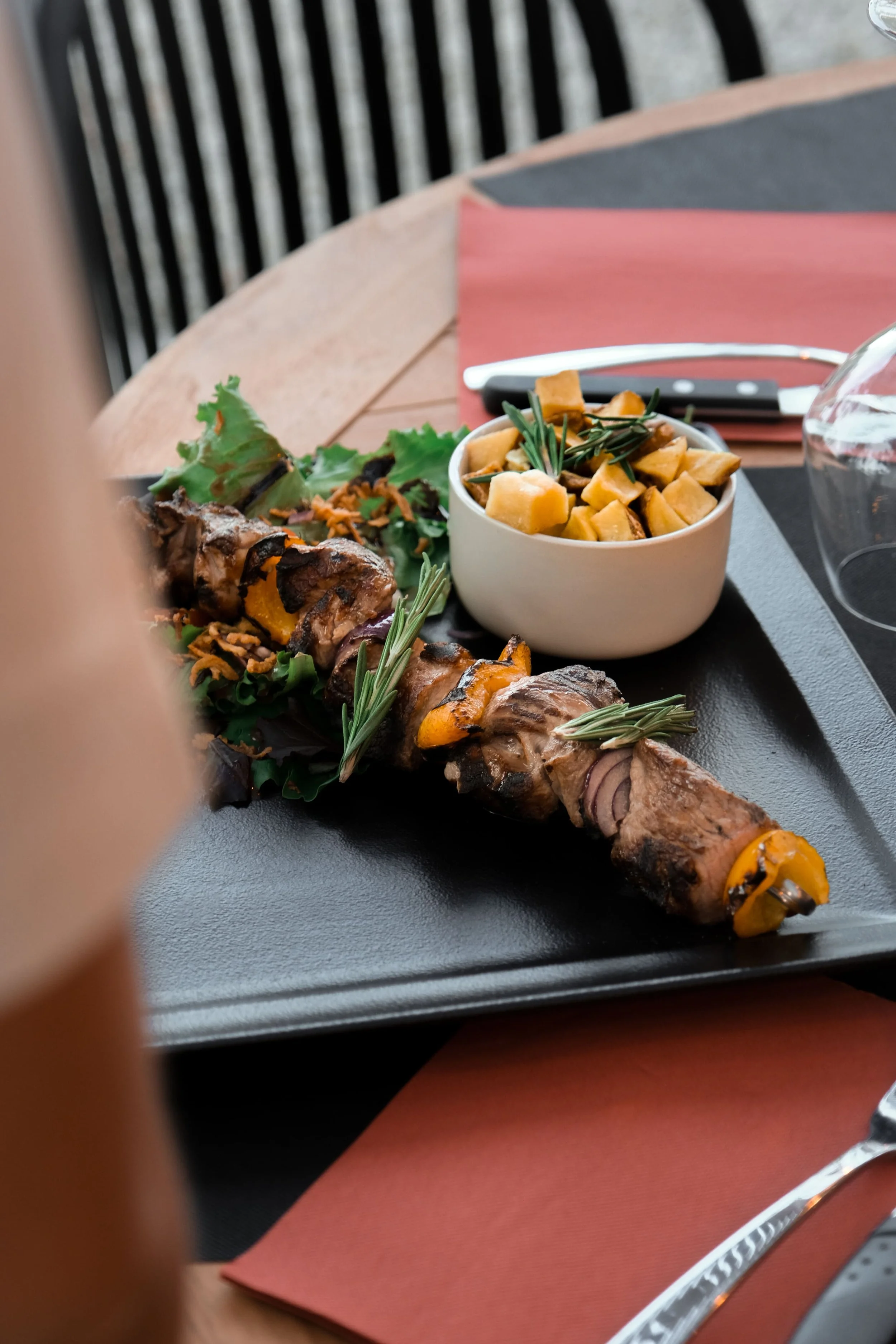 Création de feed instagram, stratégie de communication, shooting photo et video, pour la création de contenus, la gestion et le développement des réseaux sociaux d'un restaurant en Corse, par ZACE - Agence de communication digitale à Corte, en Corse.
